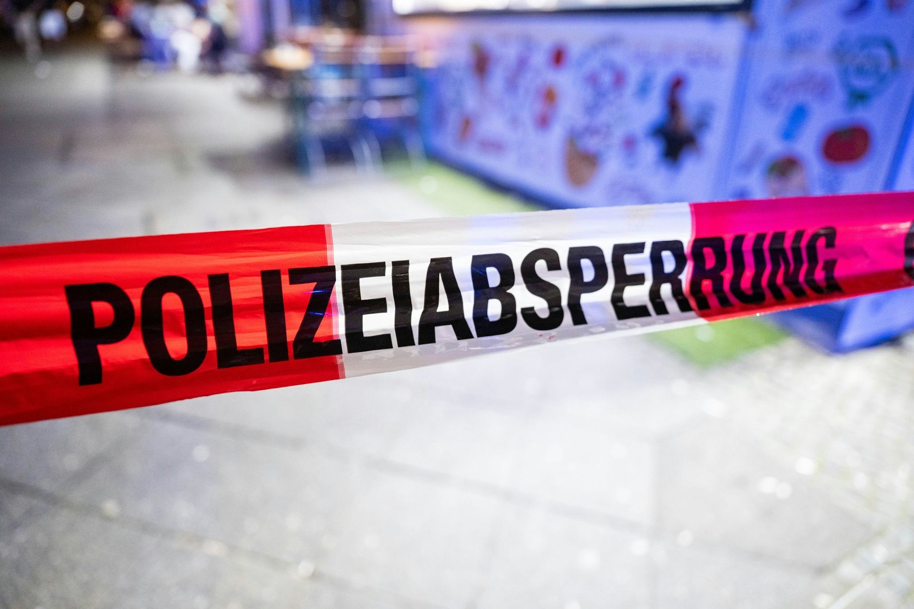 Die Berliner Polizei hat einen Tatort abgesperrt (Symbolbild).
