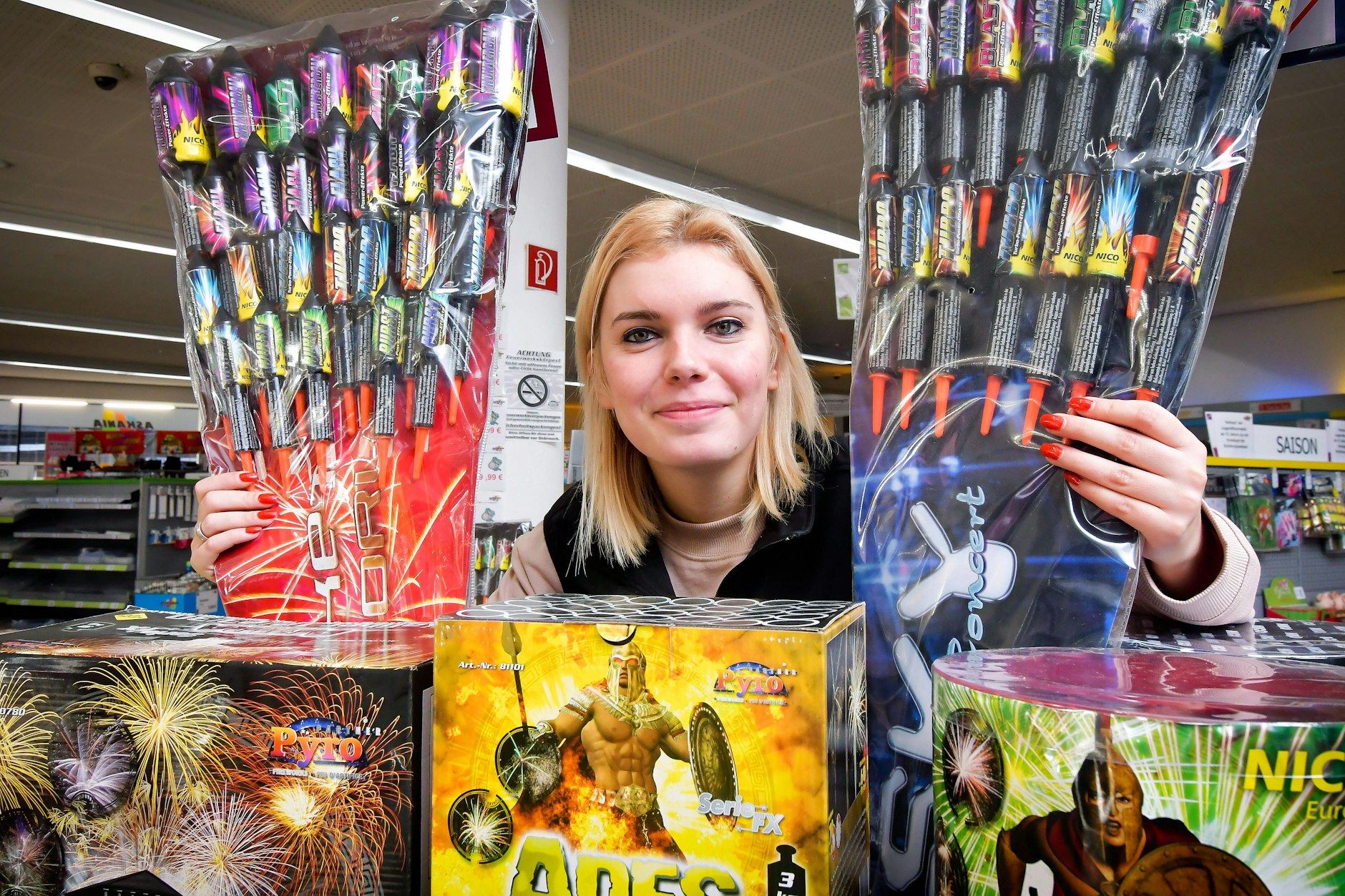 Es geht los: Ab Montag liegen Böller und Raketen in den Regalen der Supermärkte. Doch wie viel der heißen Ware darf man im Auto transportieren - und wie viel Pyrotechnik zu Hause lagern?