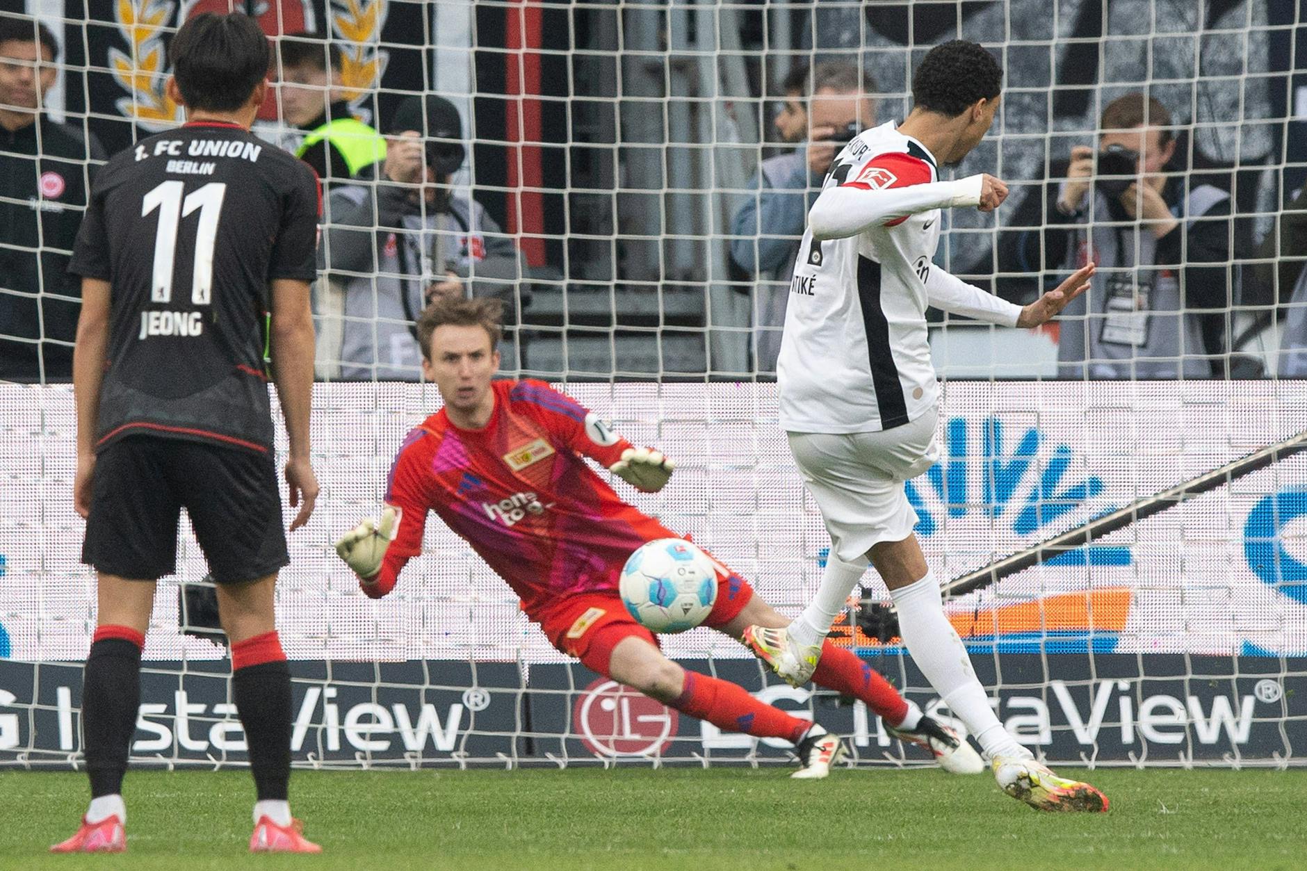 Frederik Rönnow, Torwart des 1. FC Union, fischt den Elfer von Frankfurts Hugo Ekitiké – ein Drama mit Happy End.