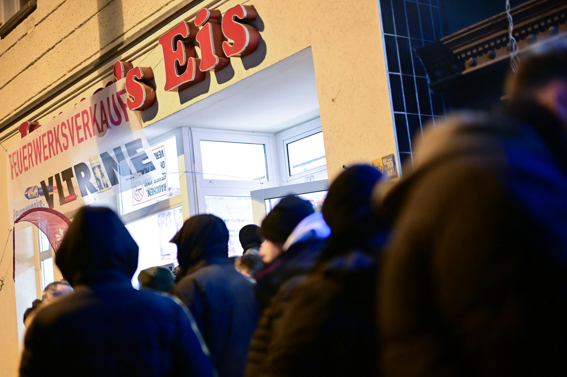 Schon in der Nacht zum Montag stellten sich viele Menschen in Berlin für Knaller und Raketen an.