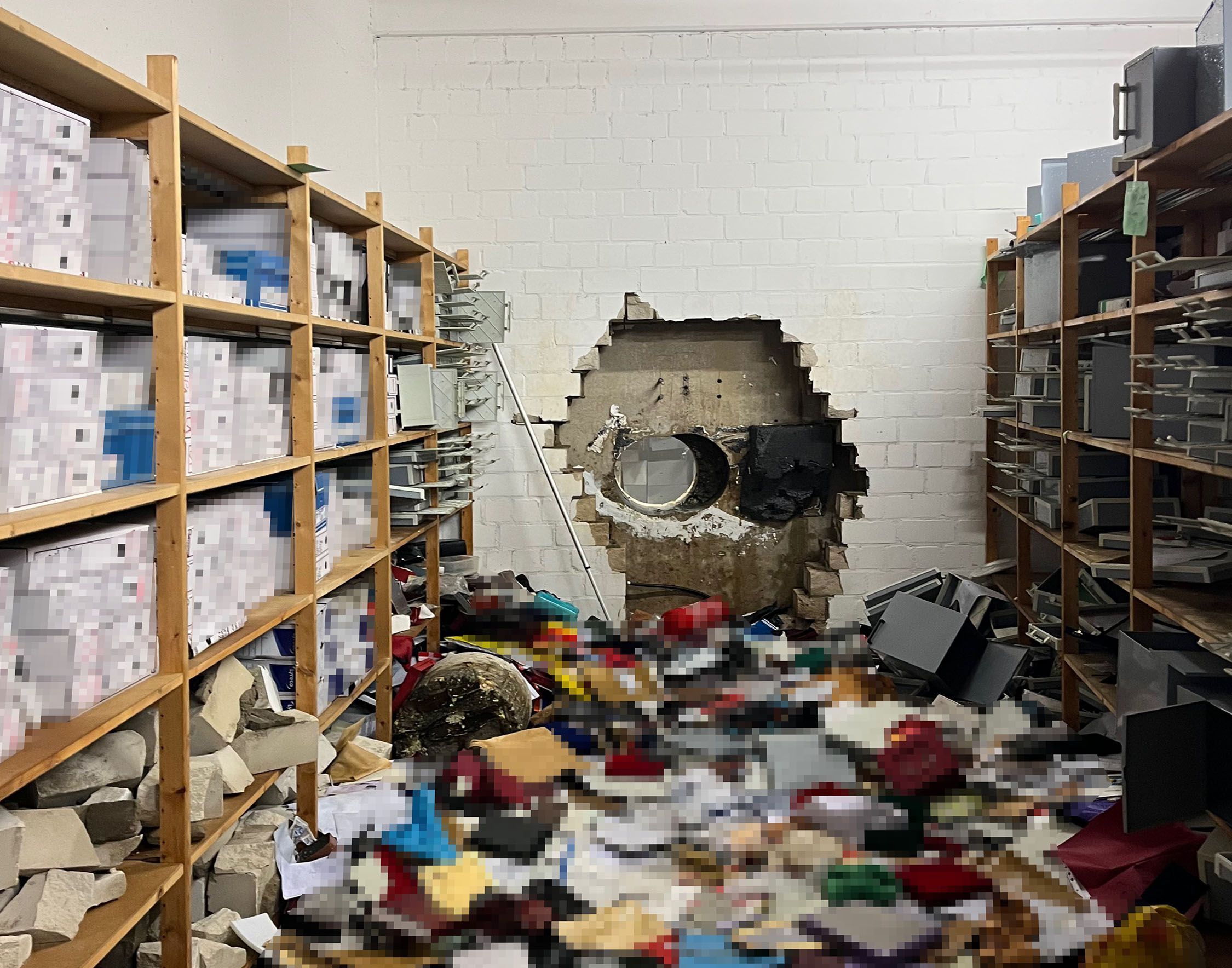 Täter bohren riesiges Loch in Wand – Sparkasse beklaut