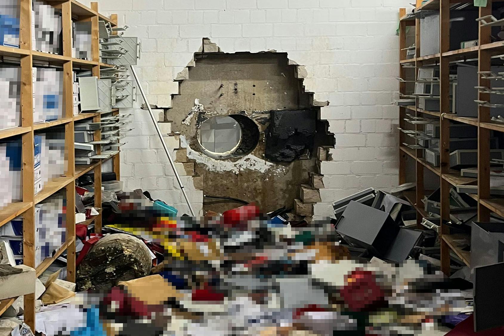 Unfassbare Tat: Durch dieses Loch brachen Einbrecher in den Tresorraum einer Bank ein.