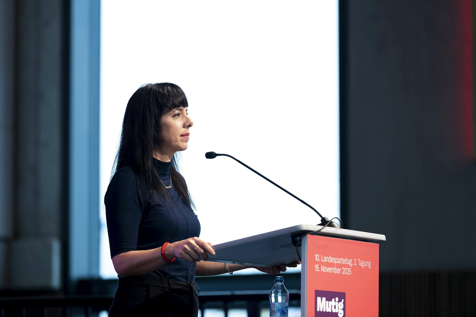 Elif Eralp, Spitzenkandidatin der Berliner Linke, geht mit ihren Kindern im Görlitzer Park spazieren.