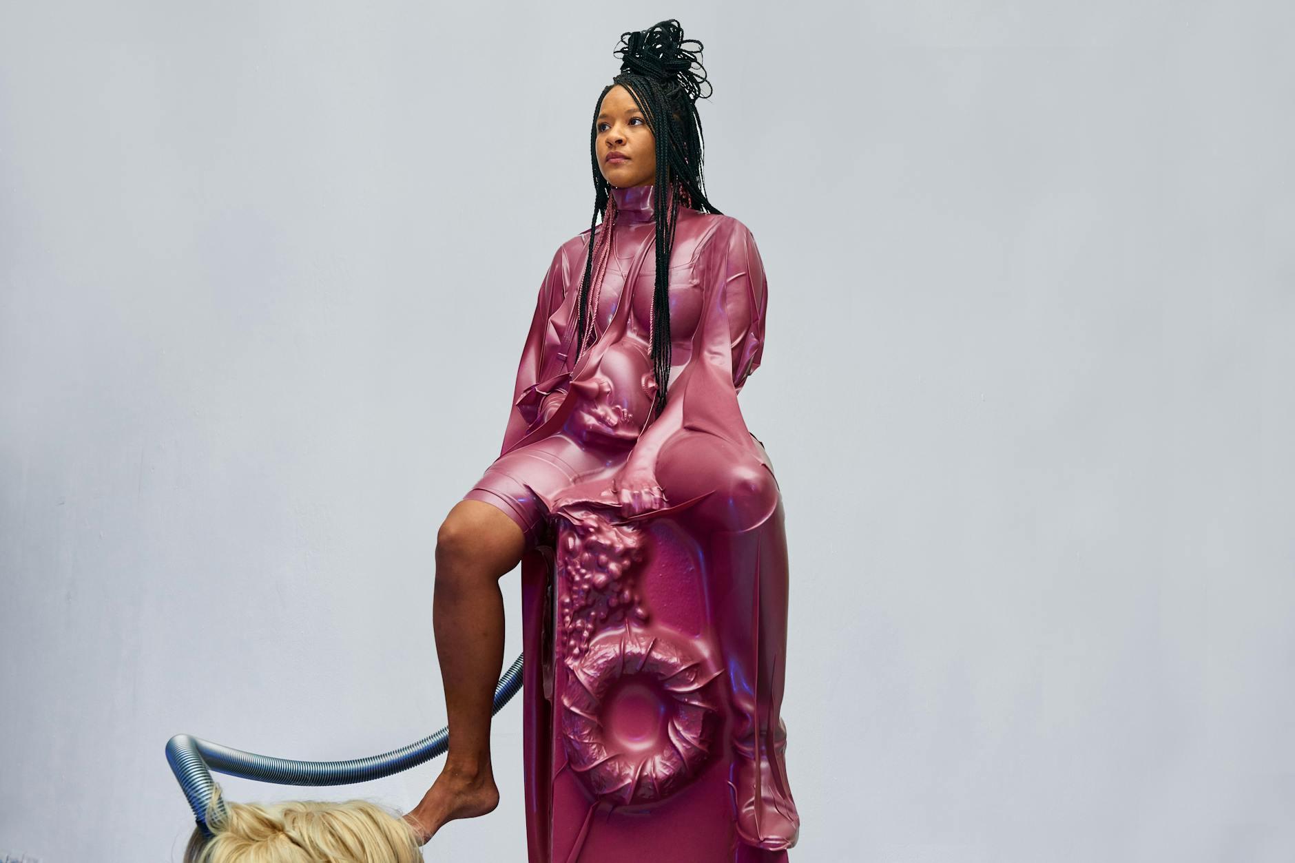 Performance "to build to bury to remember" von Sarah Ama Duah