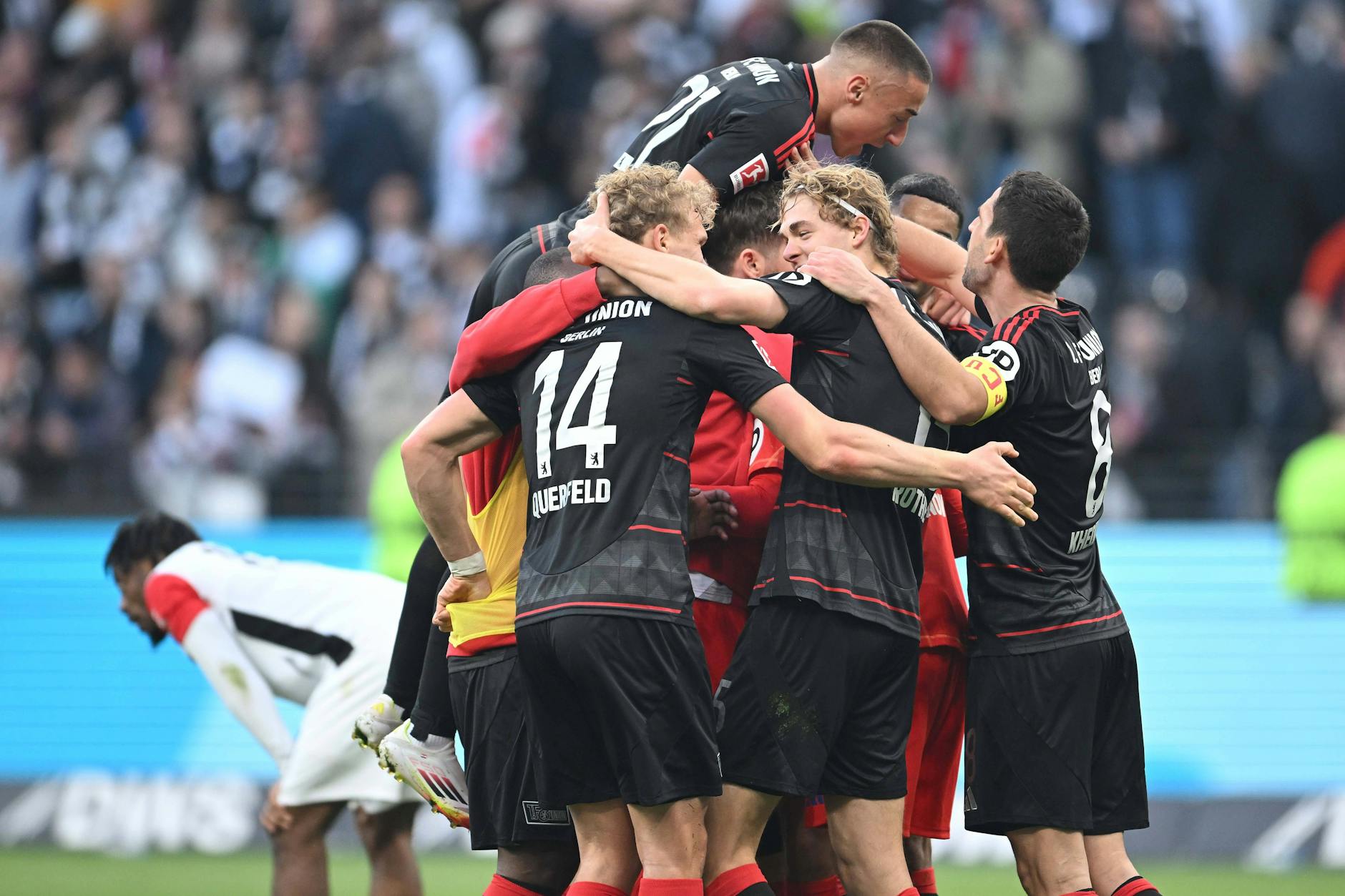 Nach seiner Elfer-Glanztat wird Frederik Rönnow von den Union-Kollegen zugejubelt.