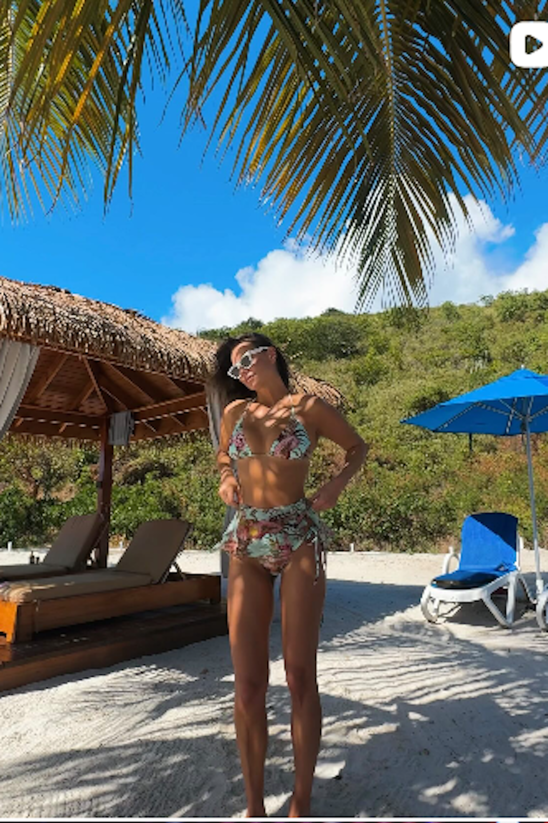 Laura Wontorra präsentiert sich im Bikini am Strand.