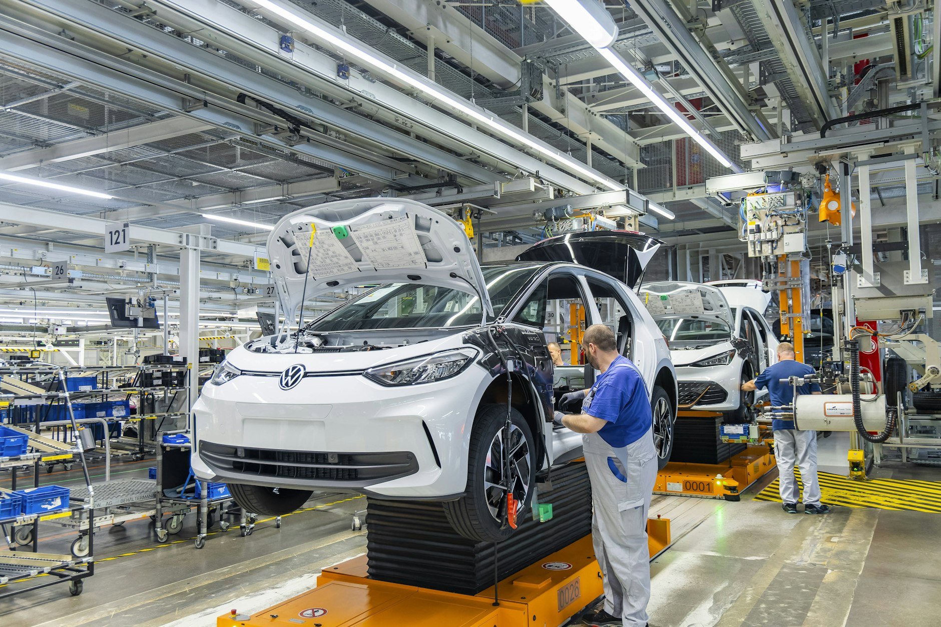 Montage eines Elektroautos bei VW in Zwickau: Während Milliarden investiert werden, geraten Jobs, Standorte und Wettbewerbsfähigkeit zunehmend unter Druck.