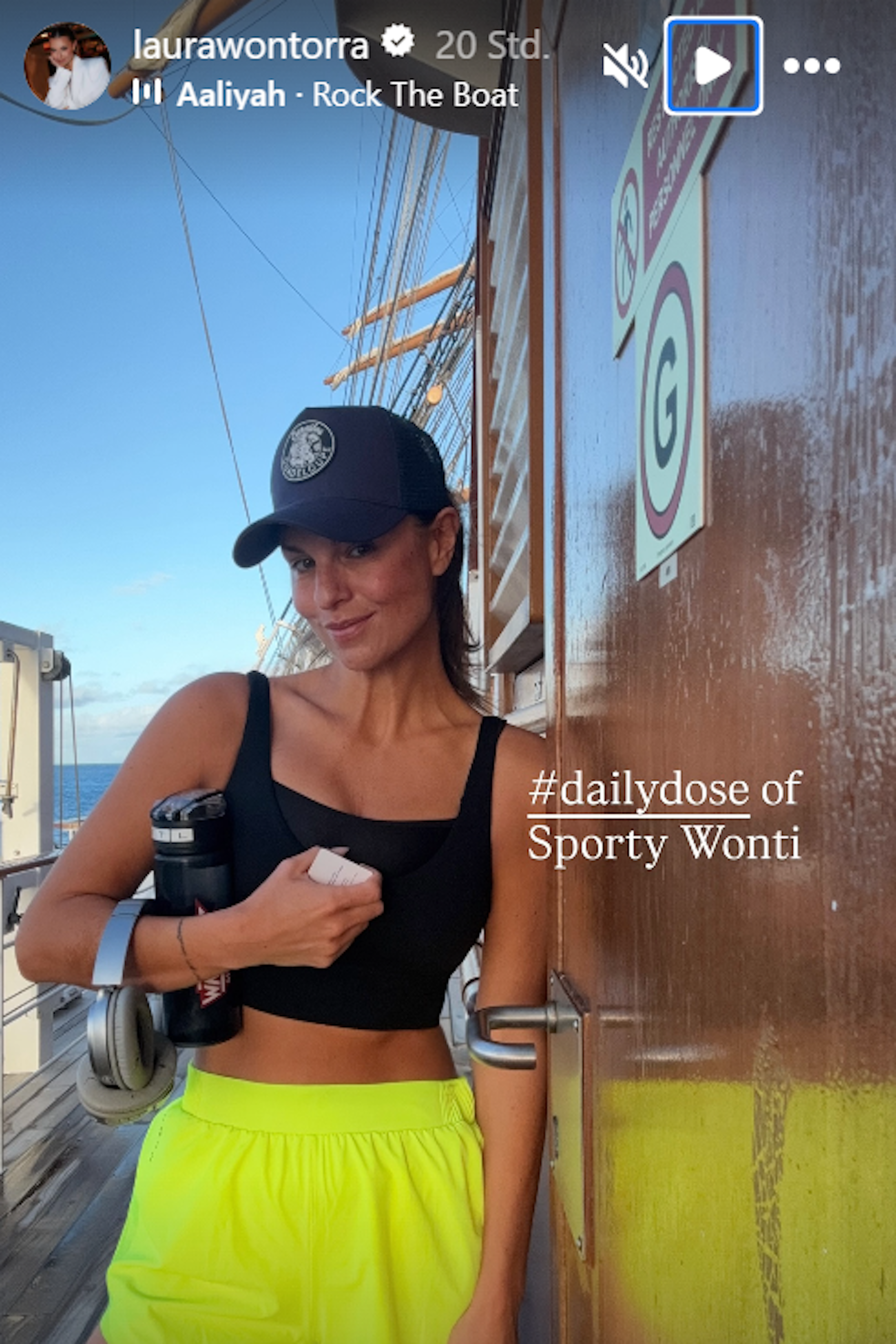 Auch sportlich ist Laura Wontorra auf dem Segelschiff unterwegs.