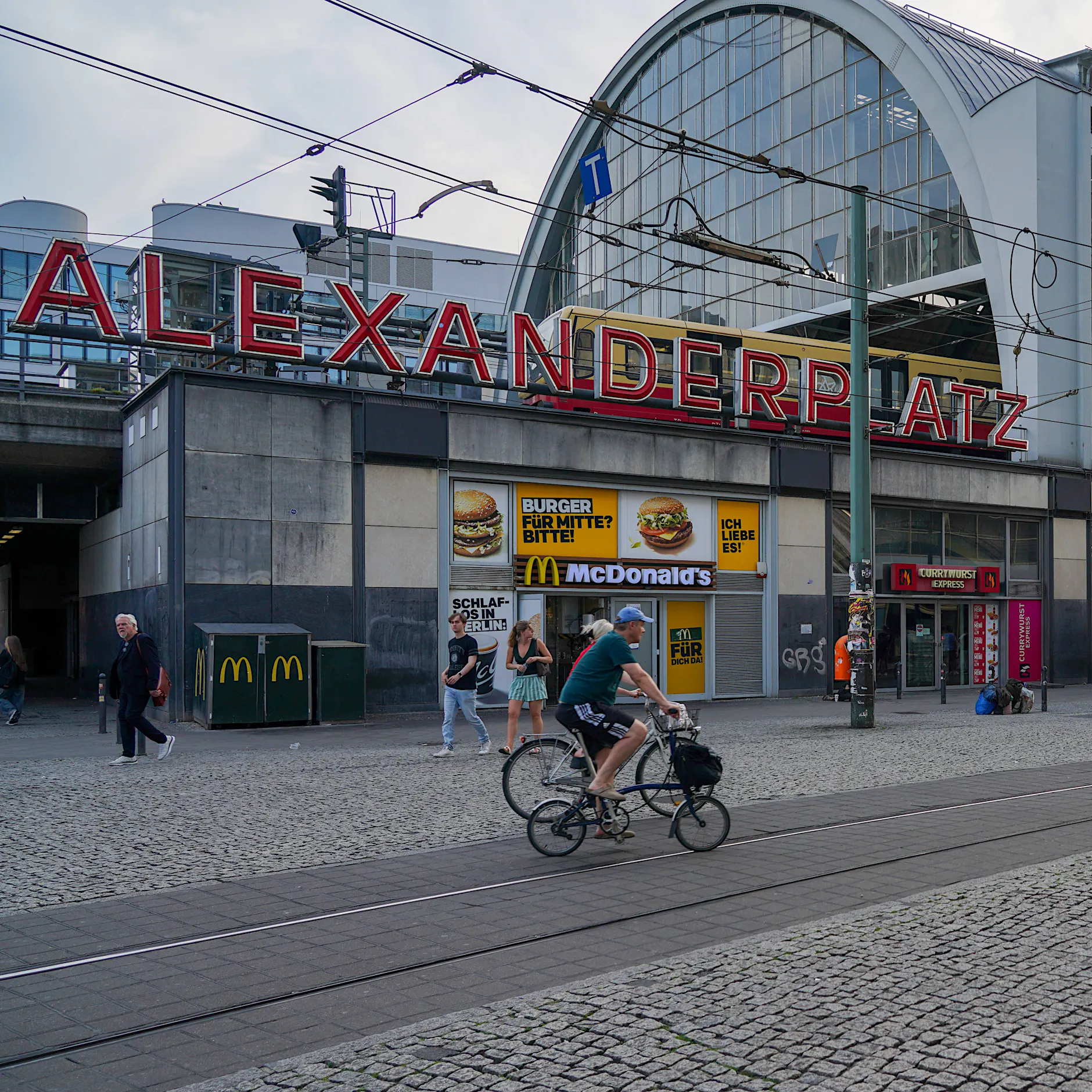 Alexanderplatz wird zur Baustelle: „Hier ist mein Leben“ – Händler müssen raus