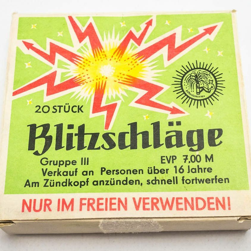 Die Blitzschläge gehören zu den bekannten Reibknallern aus der DDR, waren aber mit 7 Mark für eine Packung schon etwas teurer.