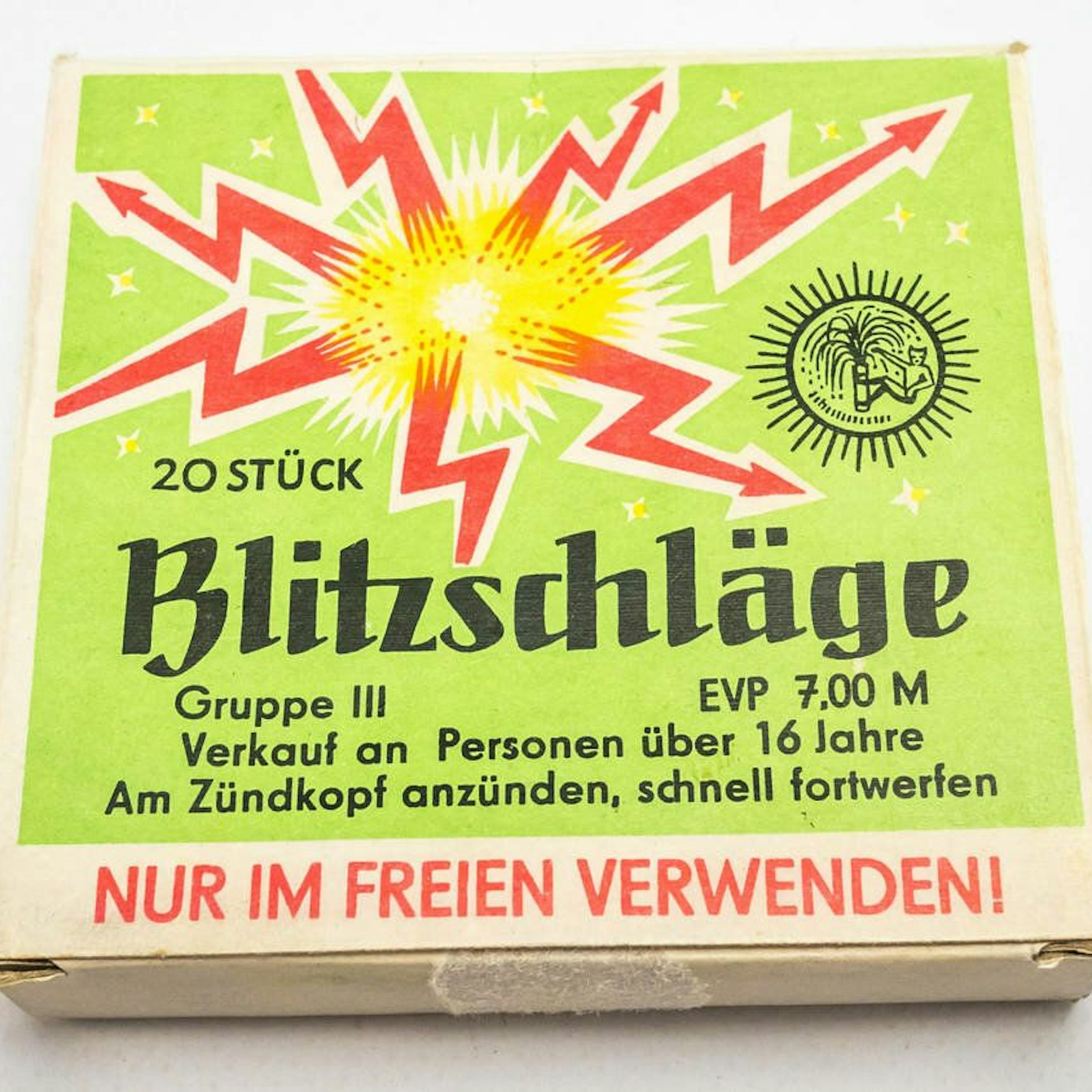 Die Blitzschläge gehören zu den bekannten Reibknallern aus der DDR, waren aber mit 7 Mark für eine Packung schon etwas teurer.
