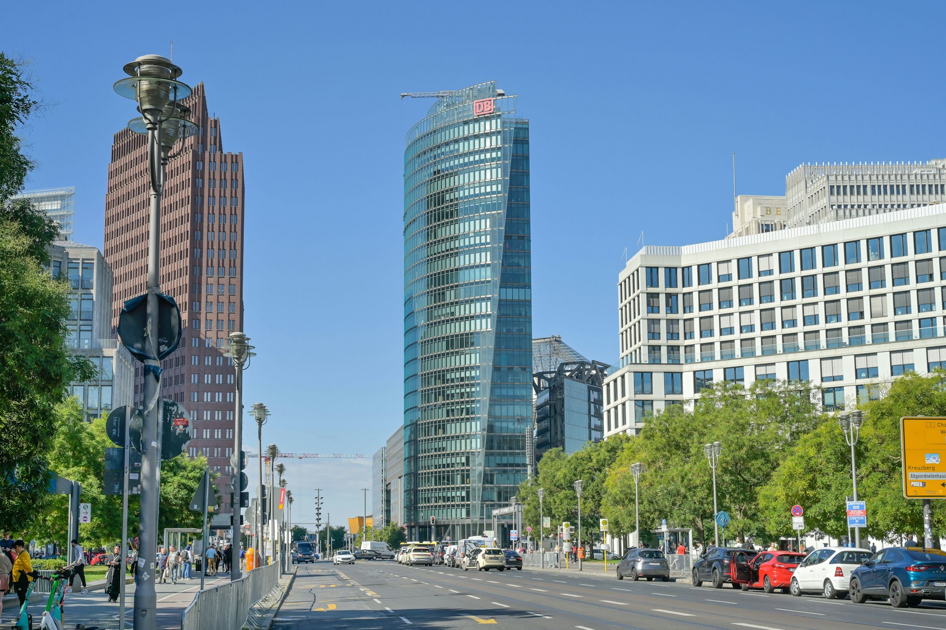 Der Bahn-Tower am Potsdamer Platz. Die Deutsche Bahn ist ebenfalls von der neuen Mindeststeuer in Berlin betroffen.