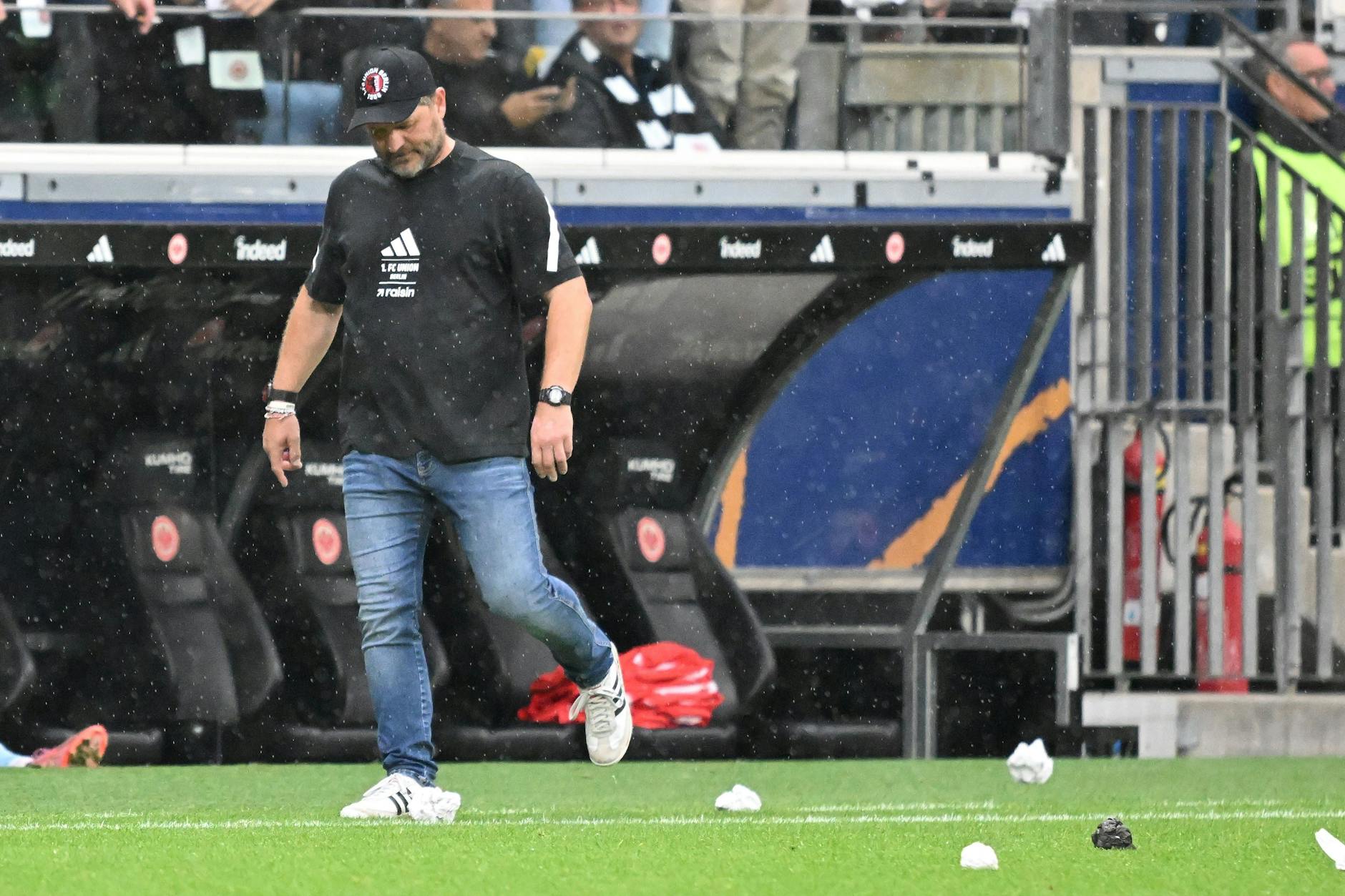 Wer in Frankfurt eine Papierkugel schießt, hat die Bescherung: Union-Trainer Steffen Baumgart sieht dafür die Rote Karte.