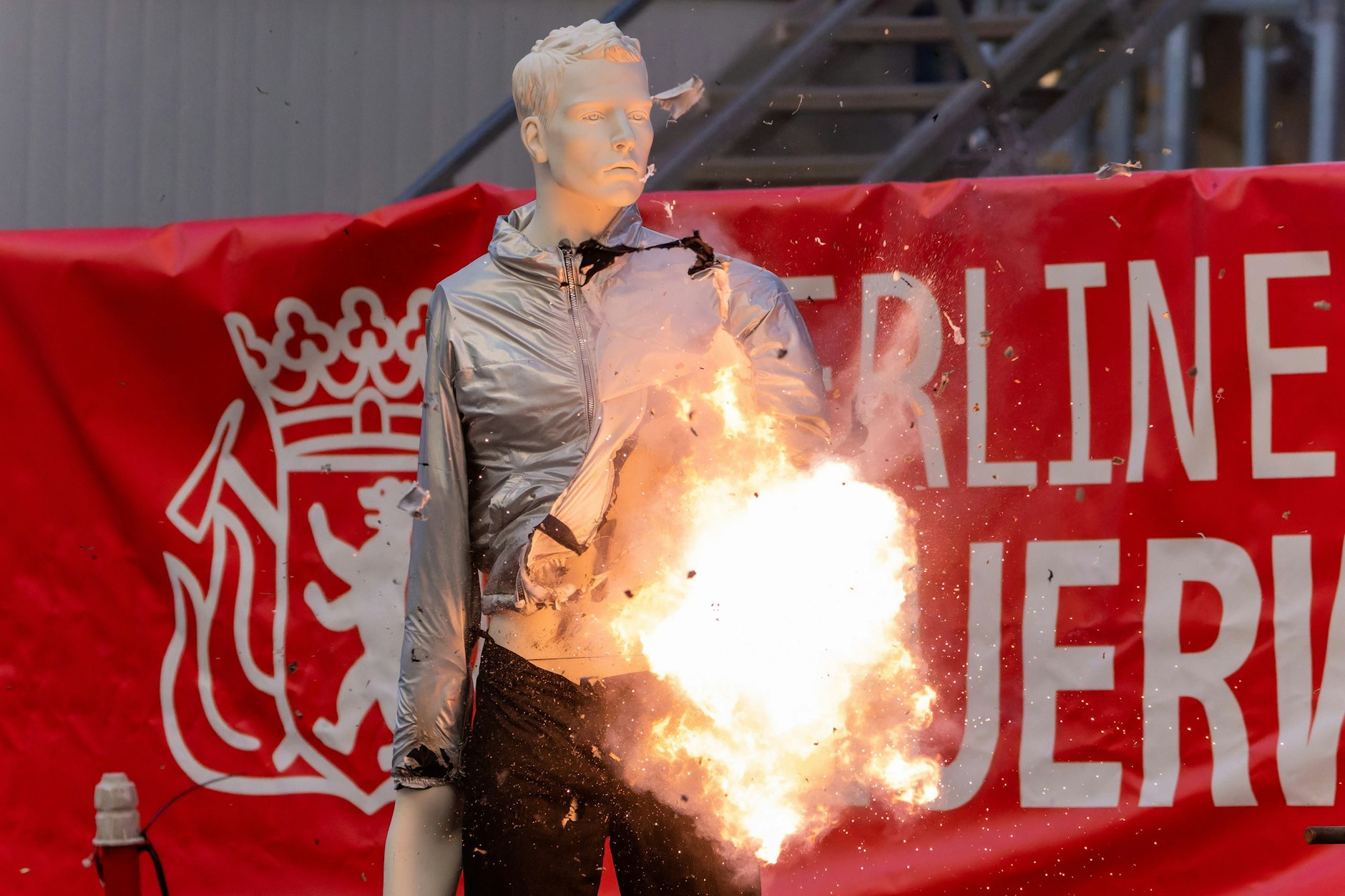 Experimente zeigen immer wieder, wie gefährlich illegales Feuerwerk sein kann.