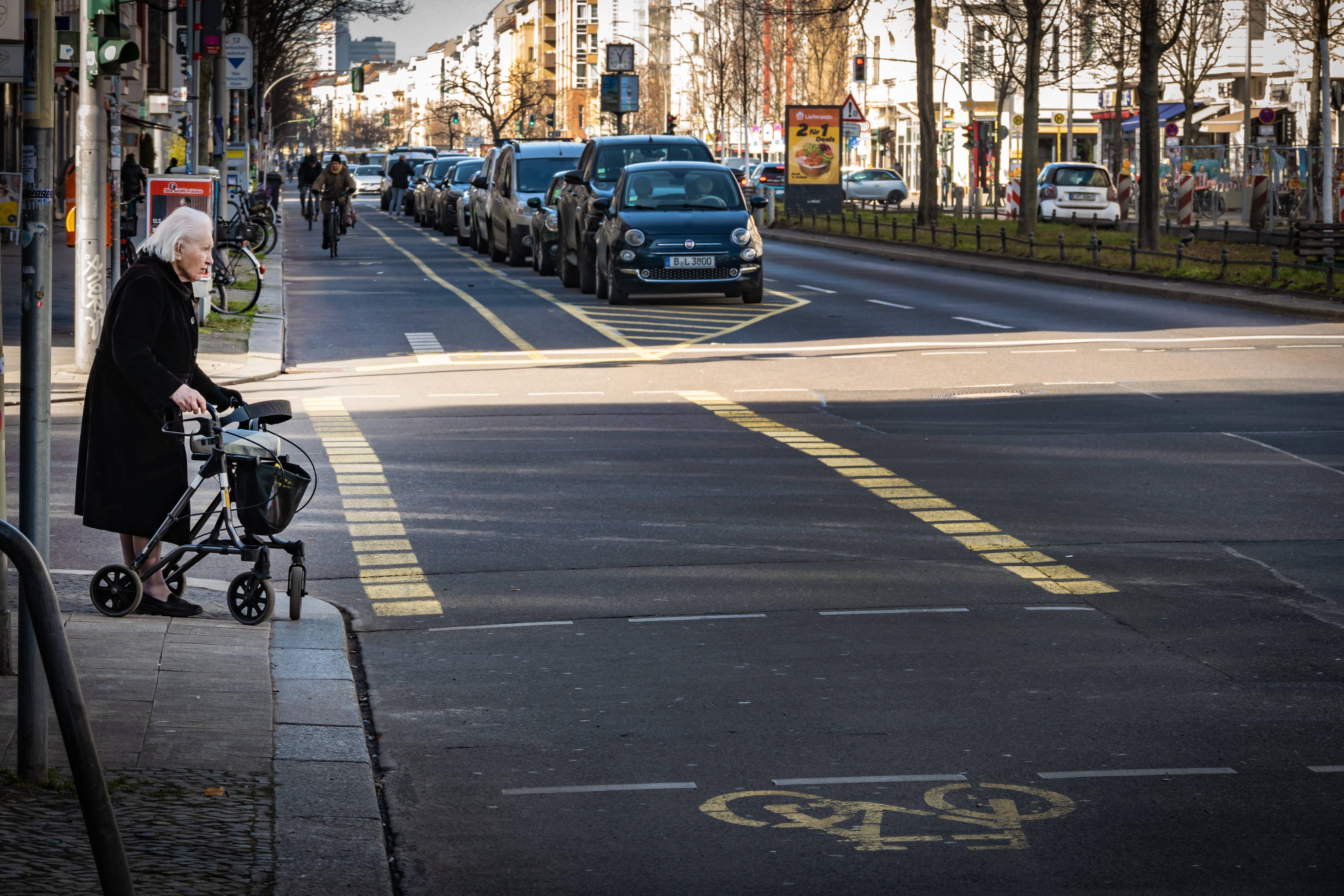 Alt, vorsichtig, regeltreu – tot: Warum auf Berlins Straßen so viele Senioren sterben