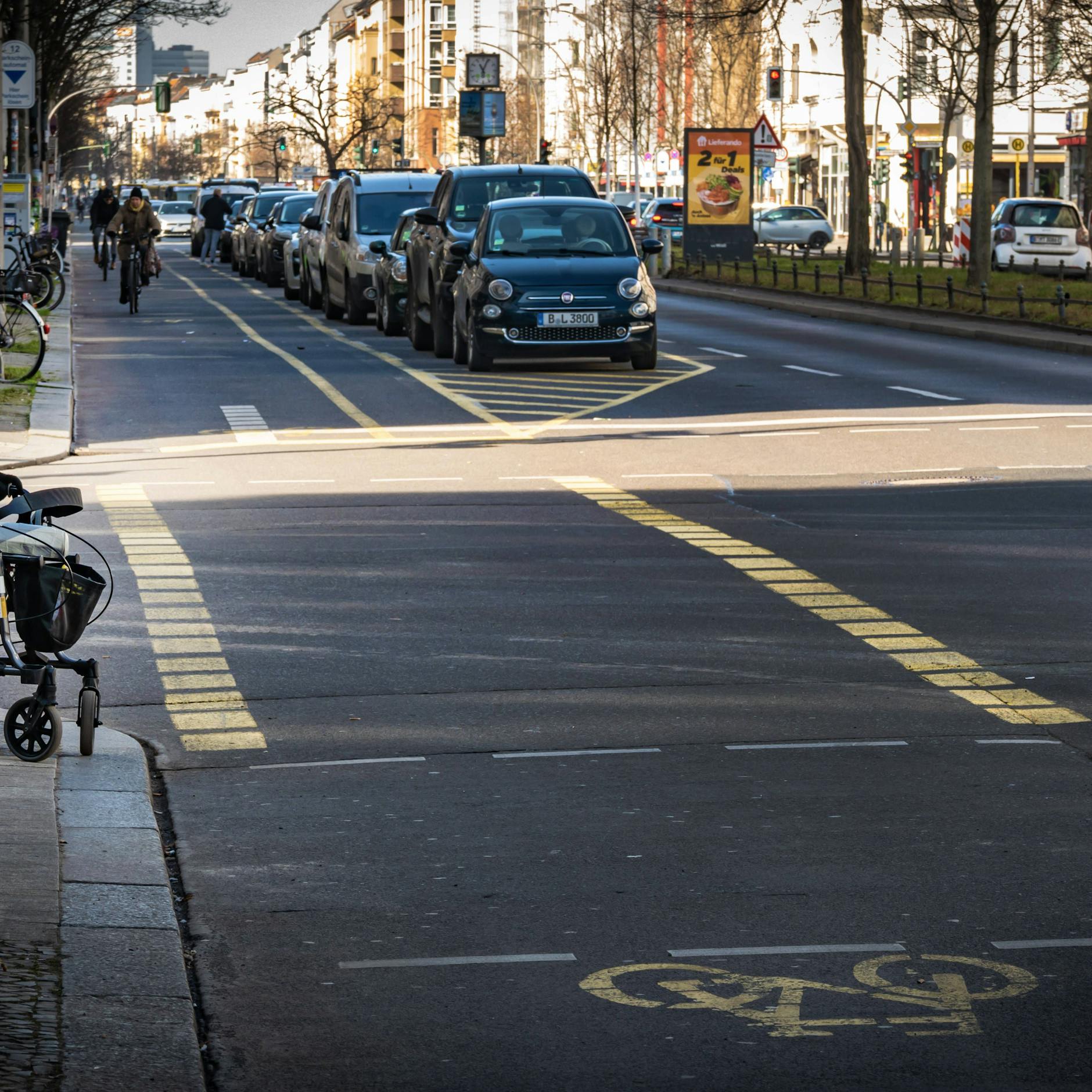 Image - Alt, vorsichtig, regeltreu – tot: Warum auf Berlins Straßen so viele Senioren sterben