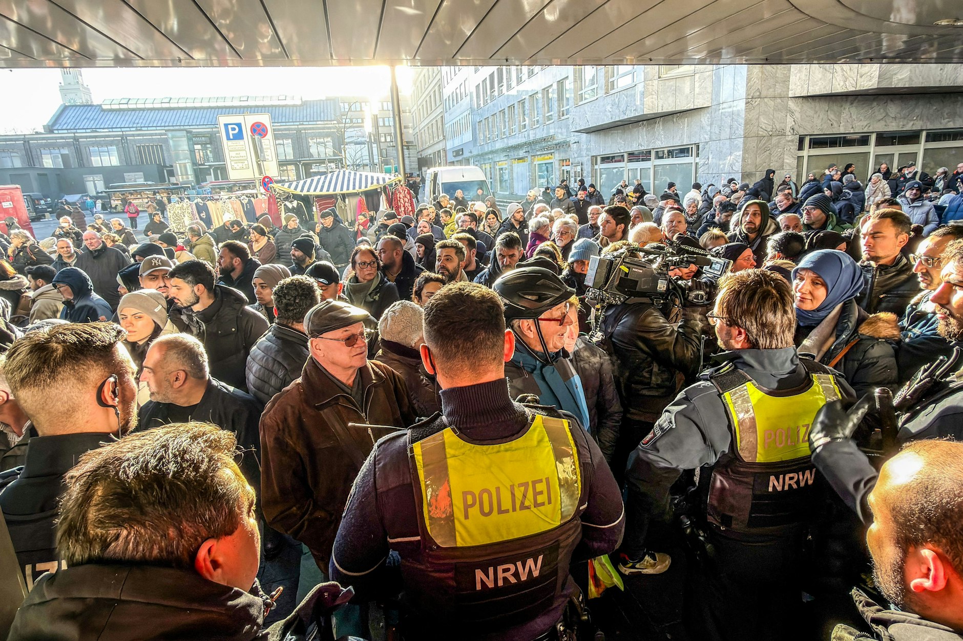 Hunderte Kunden wollten erfahren, wie es um ihre Schließfächer steht. Die Polizei musste den Zugang sperren.