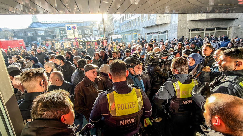 Sparkassen-Einbruch in Gelsenkirchen: Täter erbeuteten Millionen – Polizei muss Tumulte beruhigen