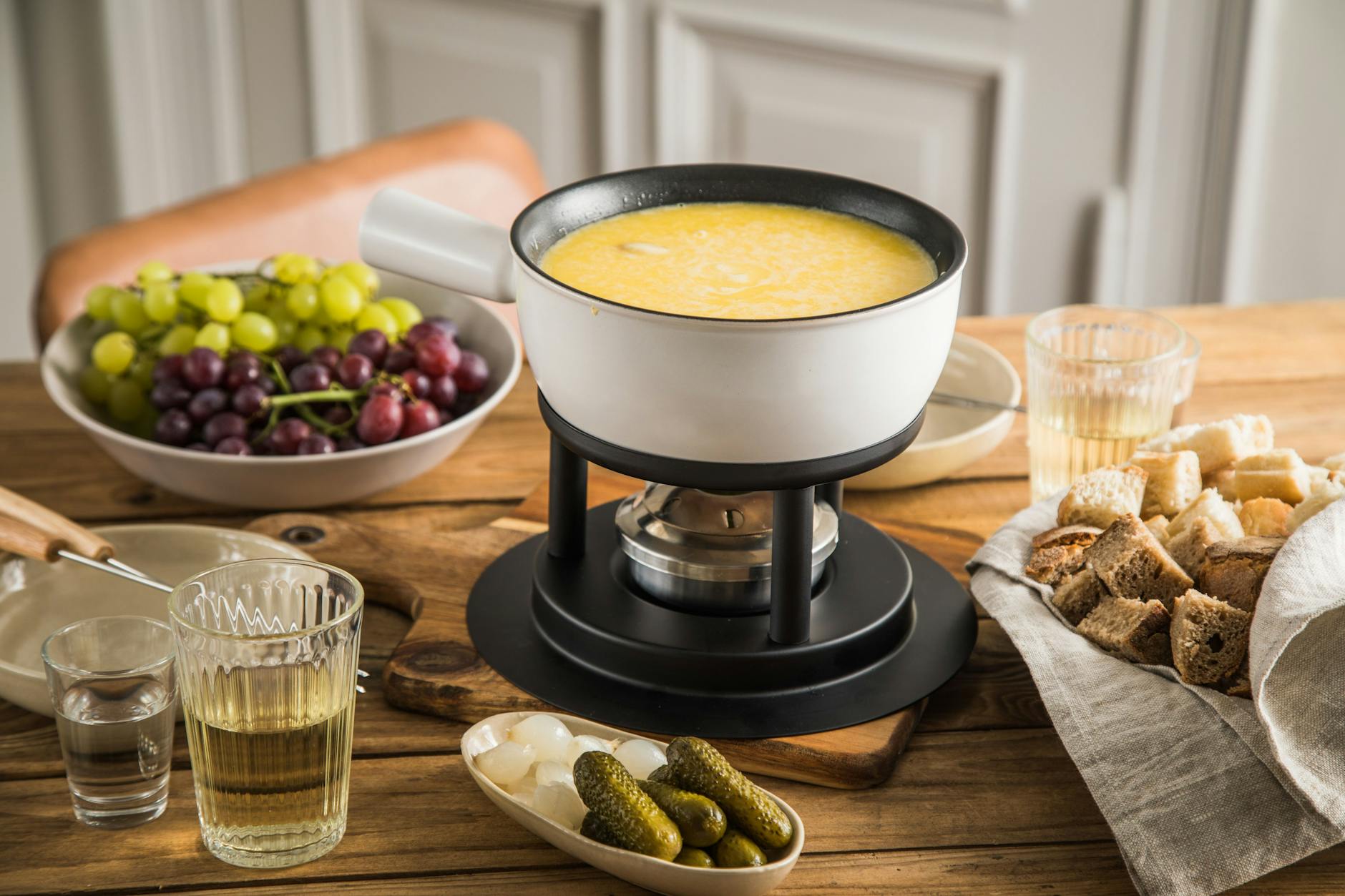 Schaumwein passt nicht nur zum Anstoßen: Zu Raclette und Fondue harmonieren besonders junge, frische Sekte mit lebendiger Säure.
