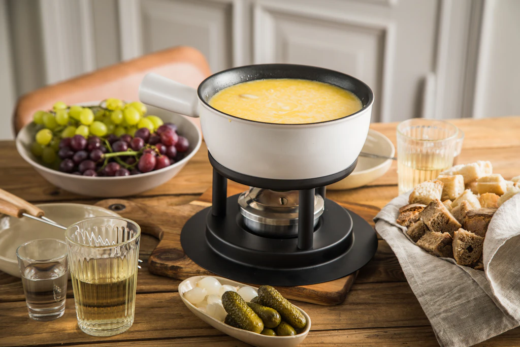 Schaumwein passt nicht nur zum Anstoßen: Zu Raclette und Fondue harmonieren besonders junge, frische Sekte mit lebendiger Säure.