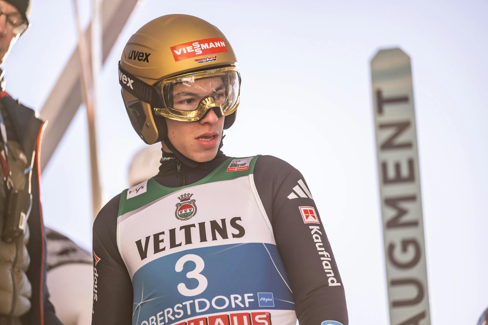 Max Unglaube feiert in der Qualifikation zum Springen in Oberstdorf seine Weltcup-Premiere.