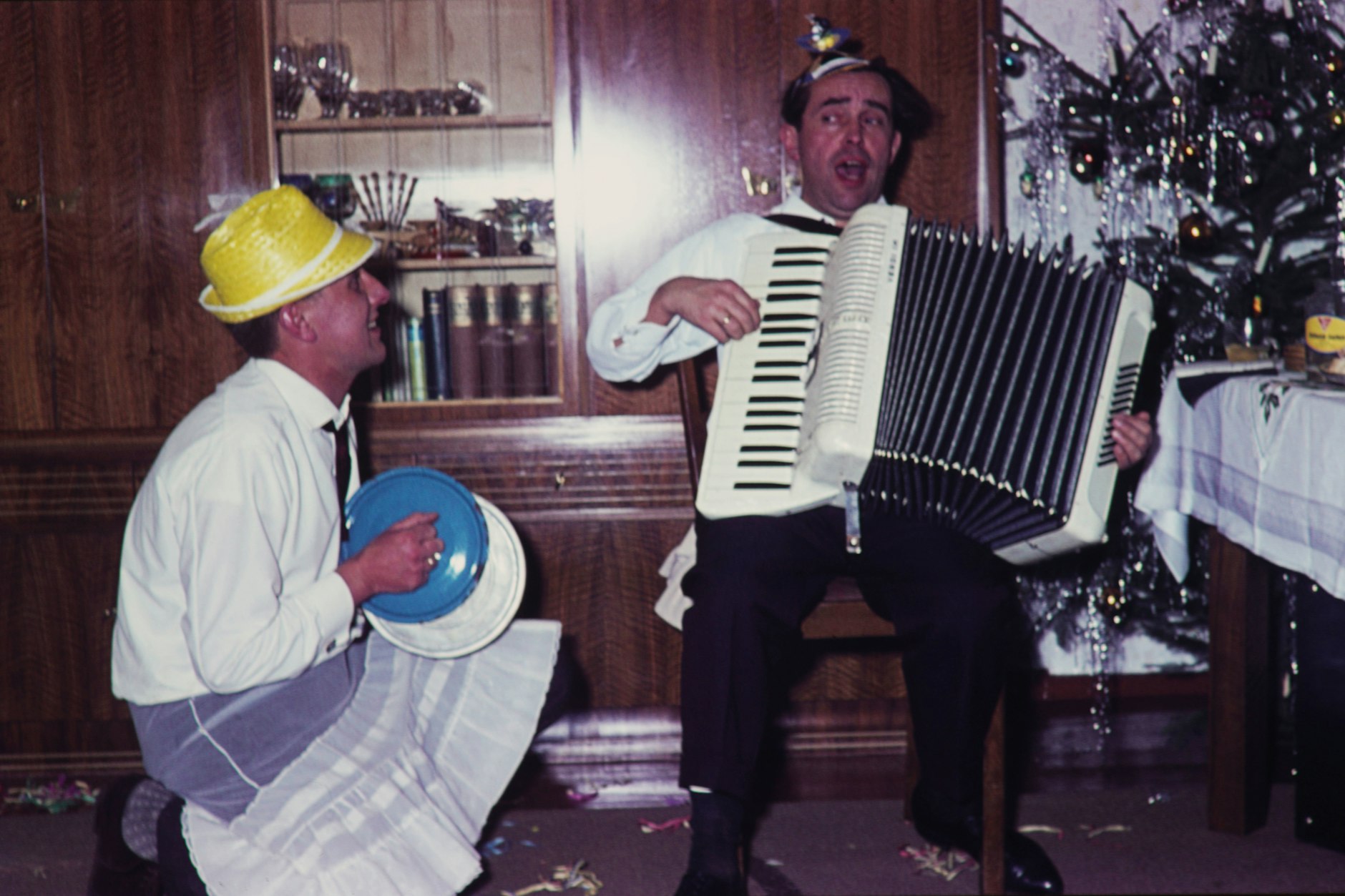 In der DDR wusste man, wie man feiert: Da wurde kurzerhand auch Musik mit Topfdeckeln gemacht. Das Foto entstand auf einer Silvesterfeier in den 70er-Jahren.