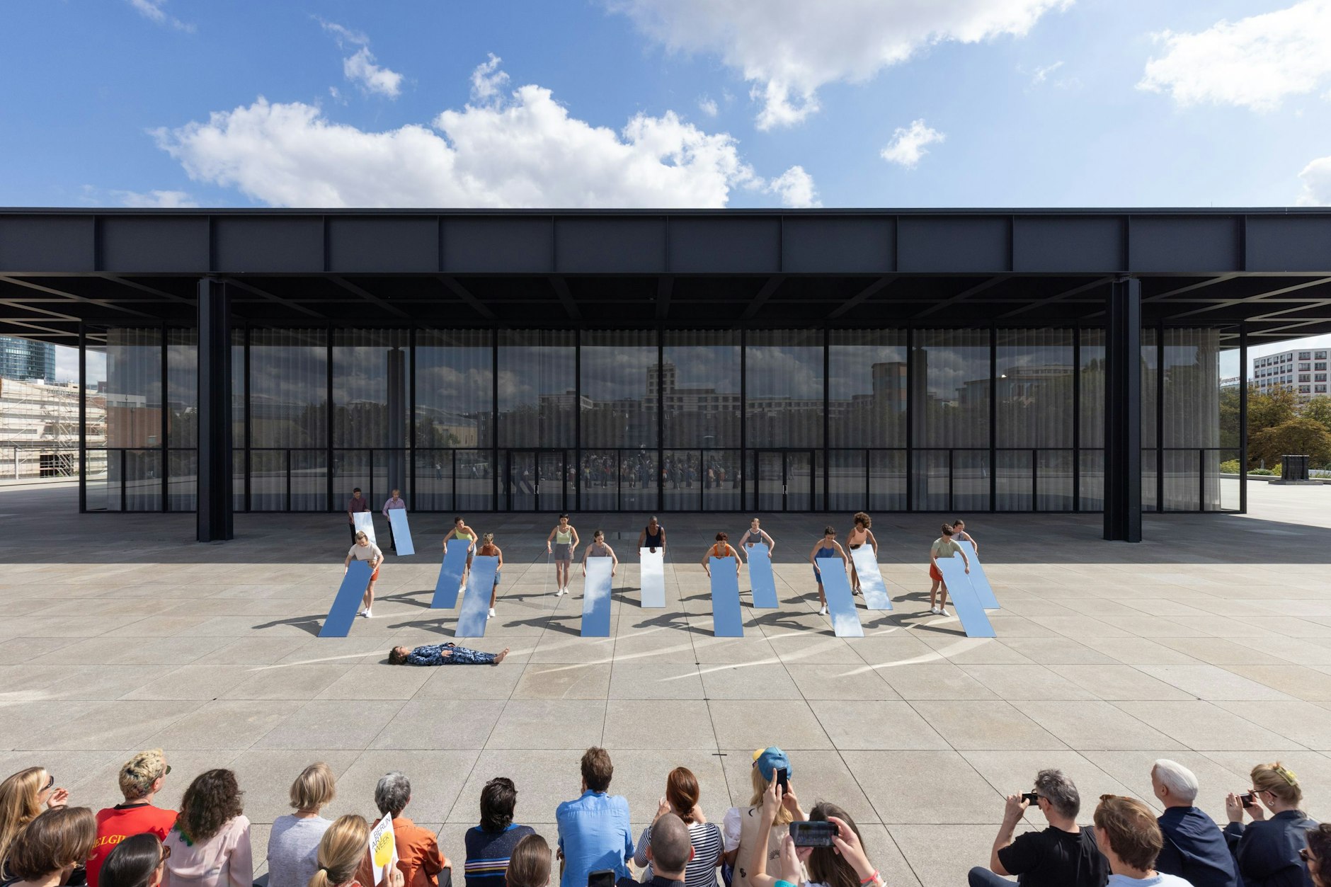 Performances zur Berlin Art Week 2025 vor der Neuen Nationalgalerie: Joan Jonas’ „Mirror Piece I &amp; II“