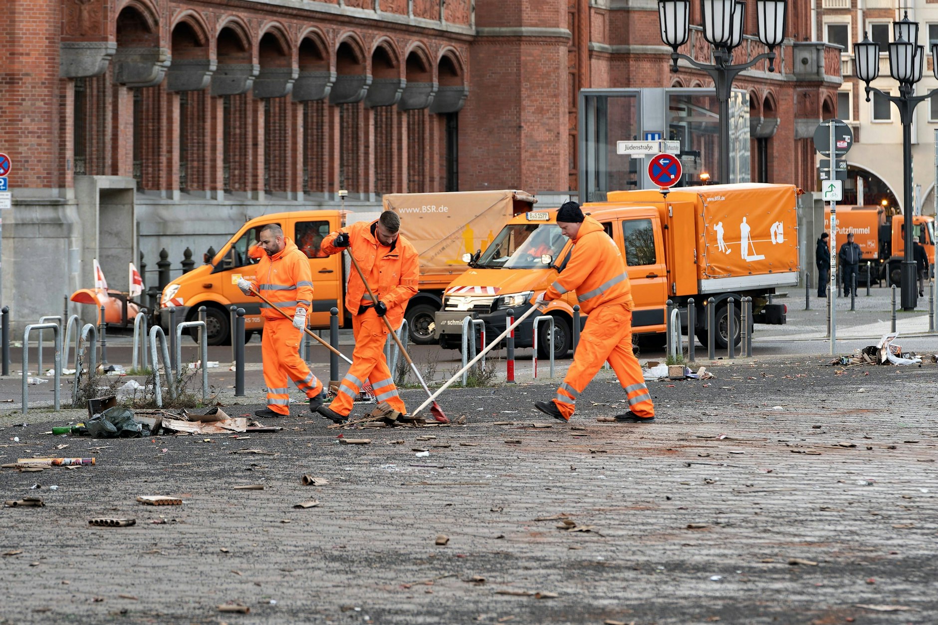 Zu Neujahr muss dann wieder die BSR anrücken und hinter Pyro-Fans aufräumen, unmöglich!