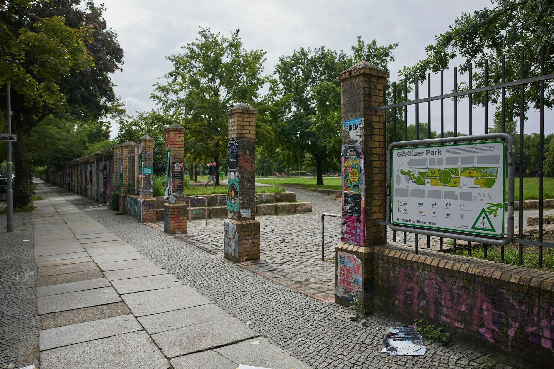 Blick auf einen der Eingänge zum Görlitzer Park in Berlin-Kreuzberg.