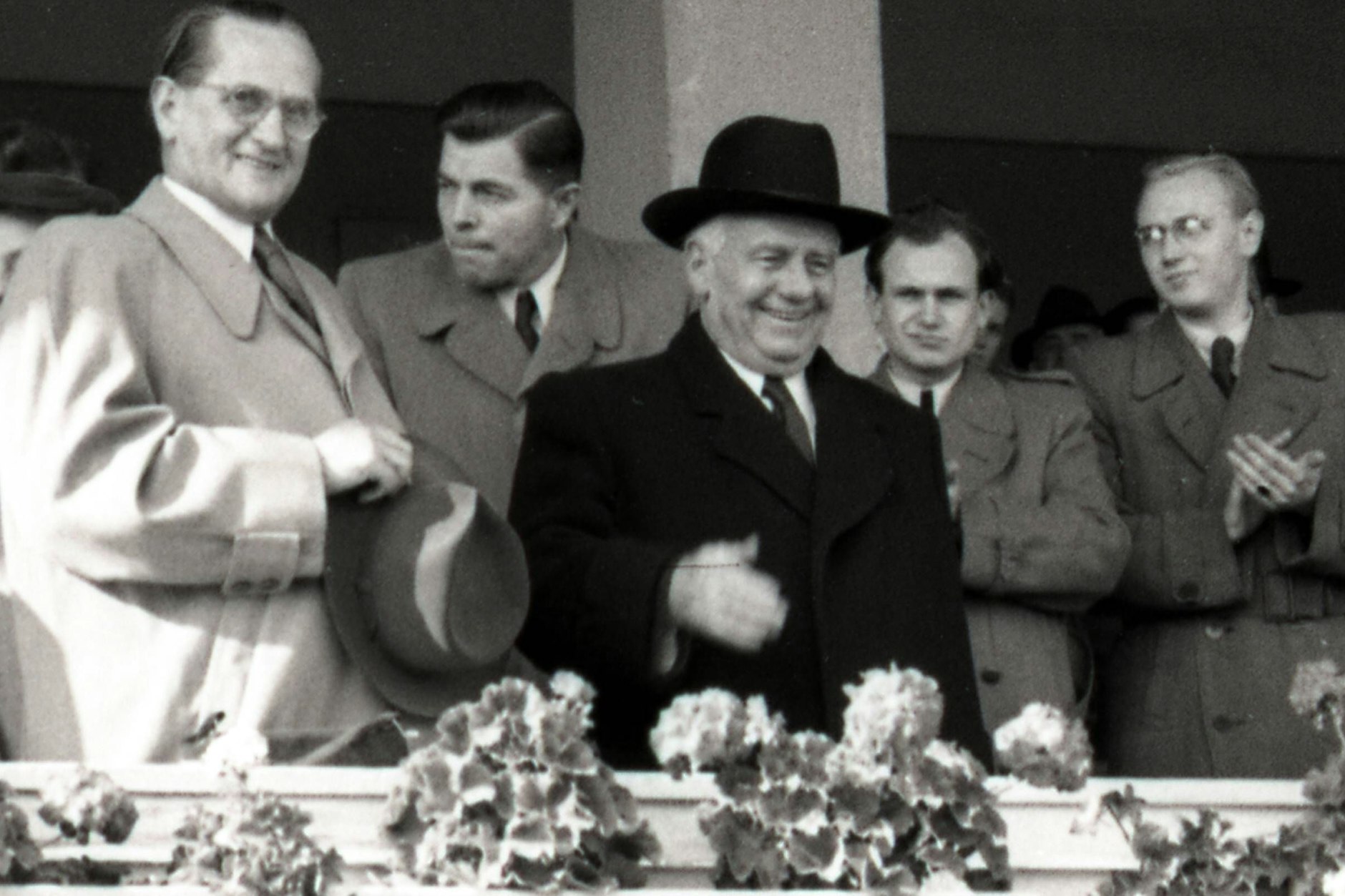 Wilhelm Pieck (Mitte), Präsident der DDR, während eines Besuches 1954 auf der Galopprennbahn Hoppegarten. Ein nahbarer Politiker.