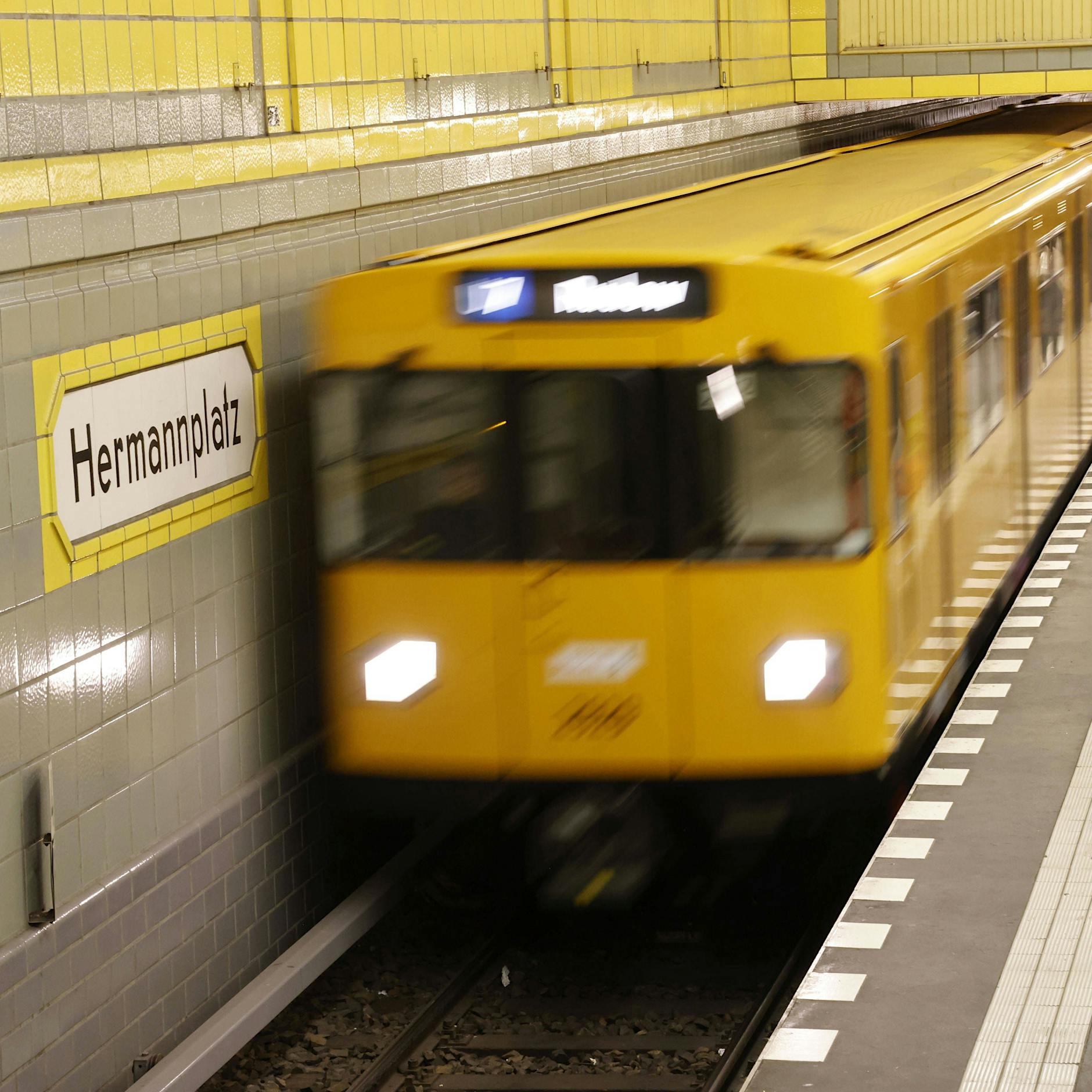 Mann stirbt im U-Bahnhof – Dieb beklaut den Toten