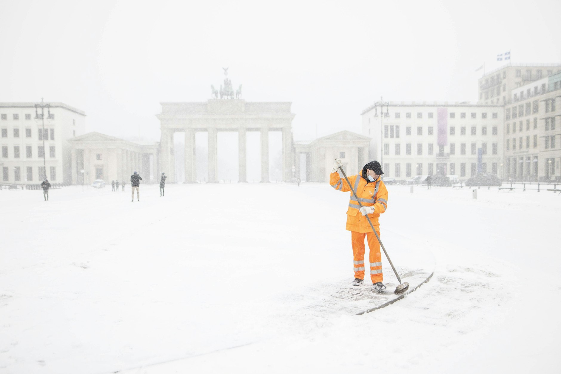 Wann versinkt das Brandenburger Tor mal wieder im Schnee? Anfang Januar könnte es passieren - da droht weiten Teilen Deutschlands ein ordentlicher Wintereinbruch.