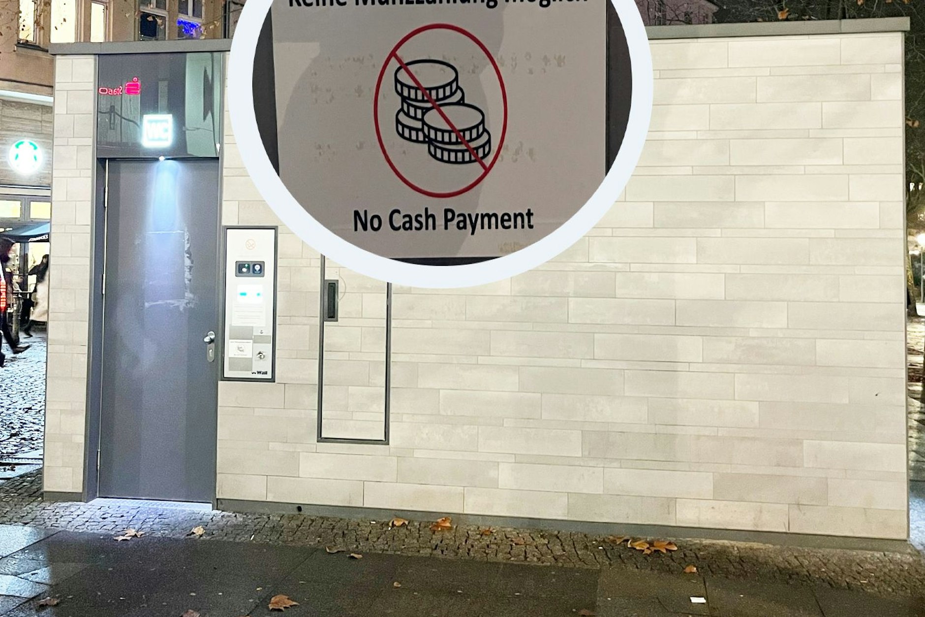 An der öffentlichen Toilette am Hermann-Ehlers-Platz kann man nicht mehr mit Bargeld zahlen.