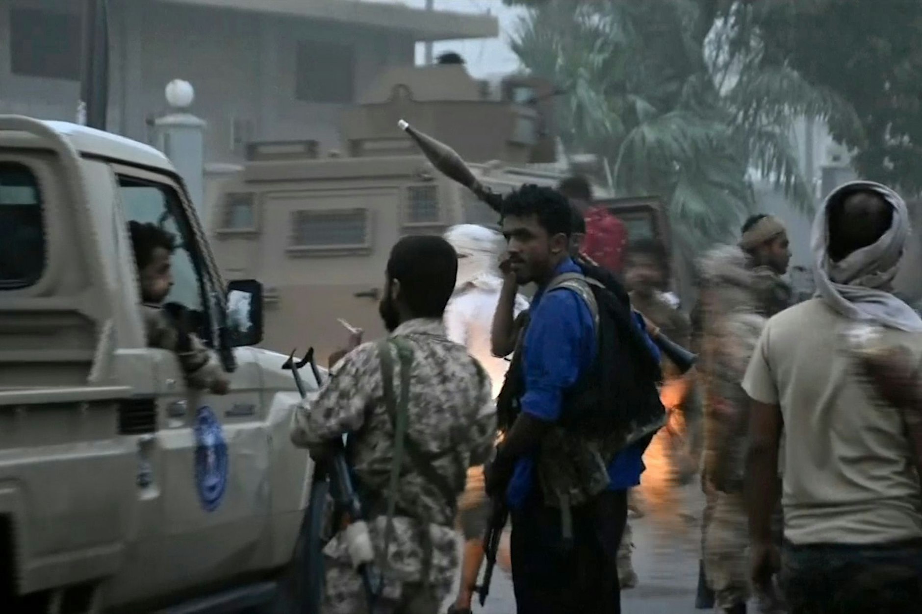 Jemen: Auf diesem Videostandbild sind Kämpfer des südlichen Übergangsrats (STC) zu sehen, als sie sich auf dem Weg zum Präsidentenpalast machen.