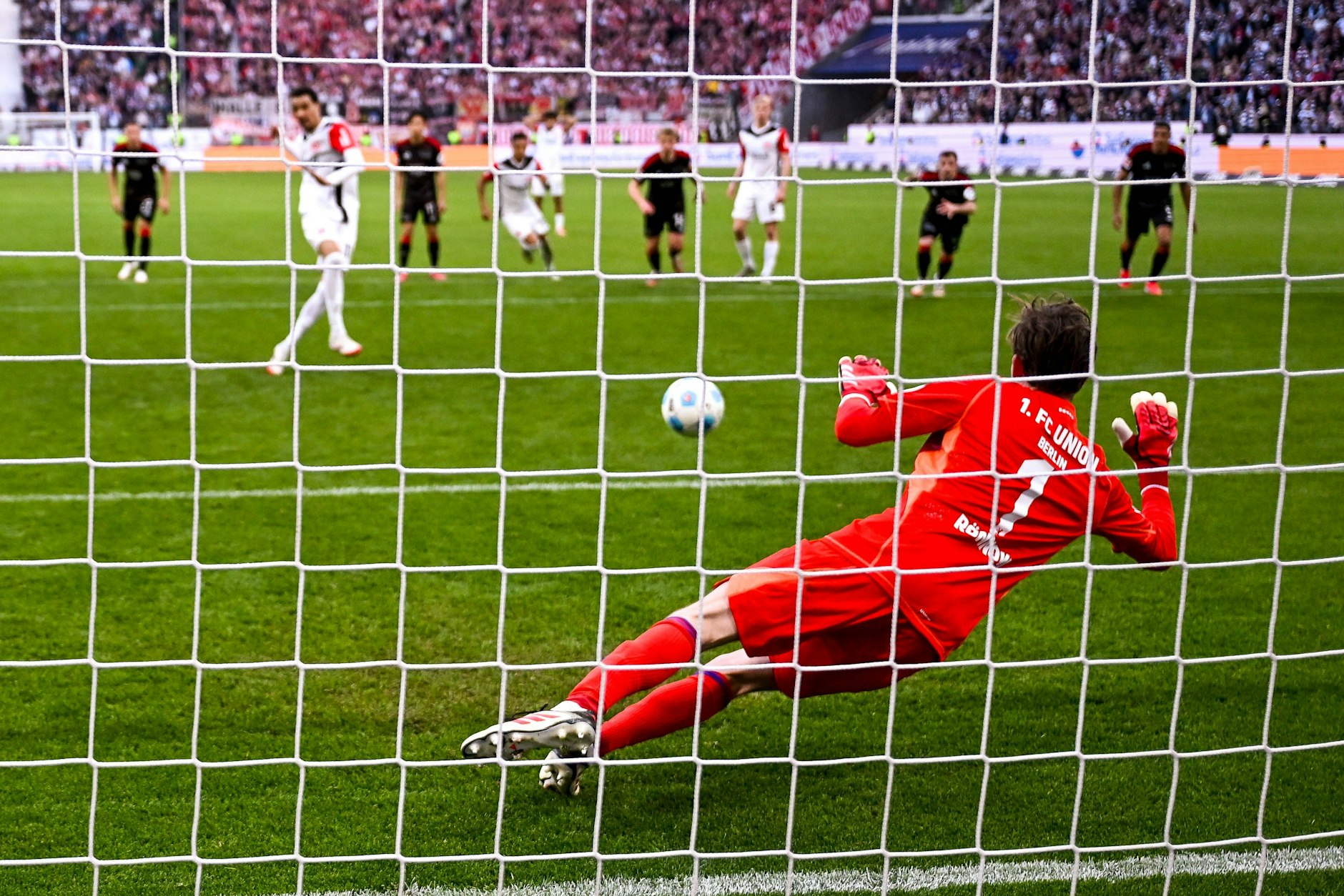 Frederik Rönnow fischt den Elfer von Frankfurts Hugo Ekitiké – ein Drama mit Happy End.