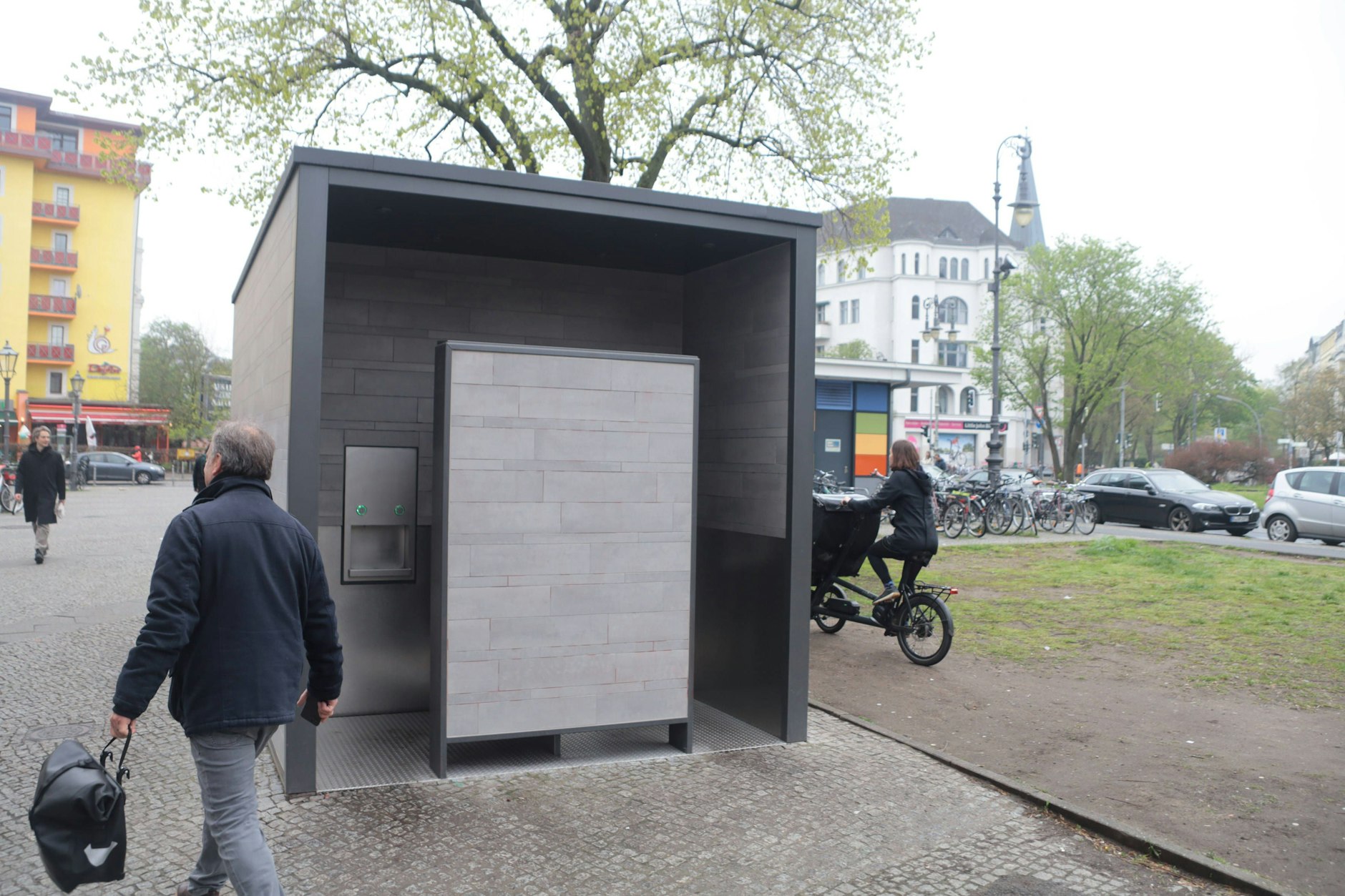 Die öffentlichen Toiletten von Wall stehen überall in Berlin.