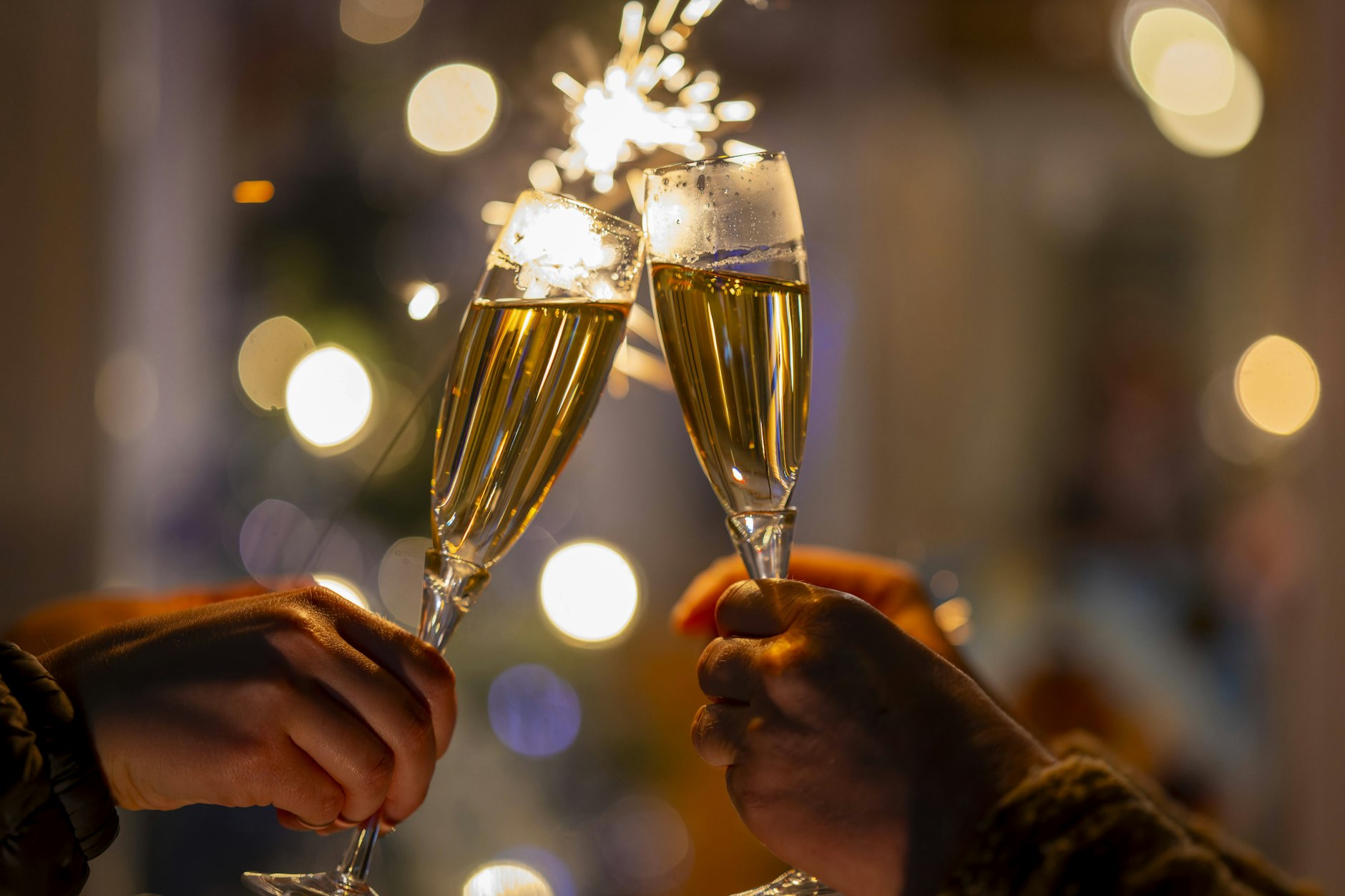 Anstoßen um Mitternacht: Champagner, Sekt oder Prosecco gehören für viele zum Jahreswechsel einfach dazu – doch die Unterschiede im Glas sind größer, als man denkt.