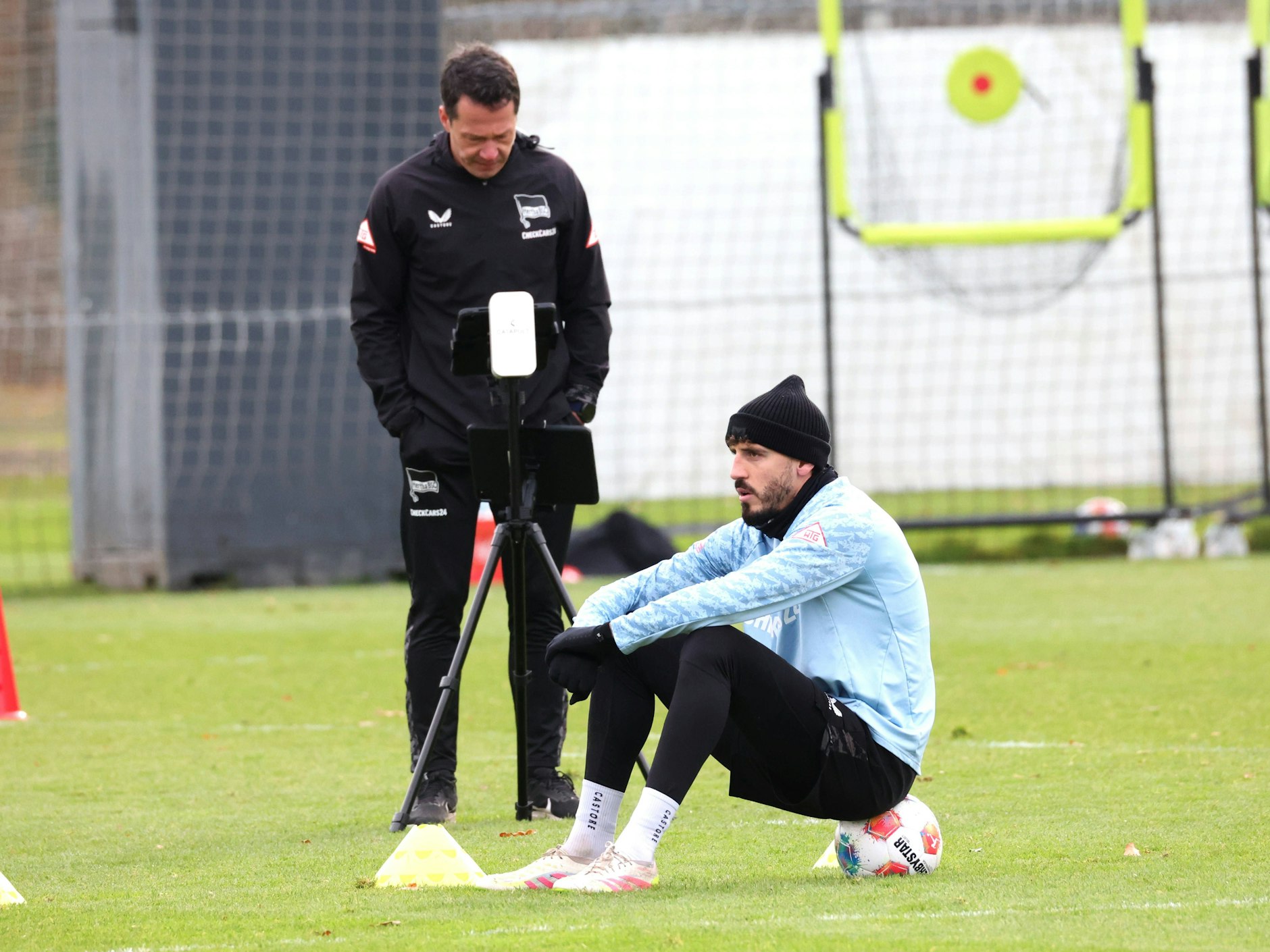 Herthas Dauer-Verkaufskandidat Agustin Rogel macht eine kurze Pause, nachdem Konditionstrainer  Hendrik Kuchno zur harten Einheit gebeten hatte.