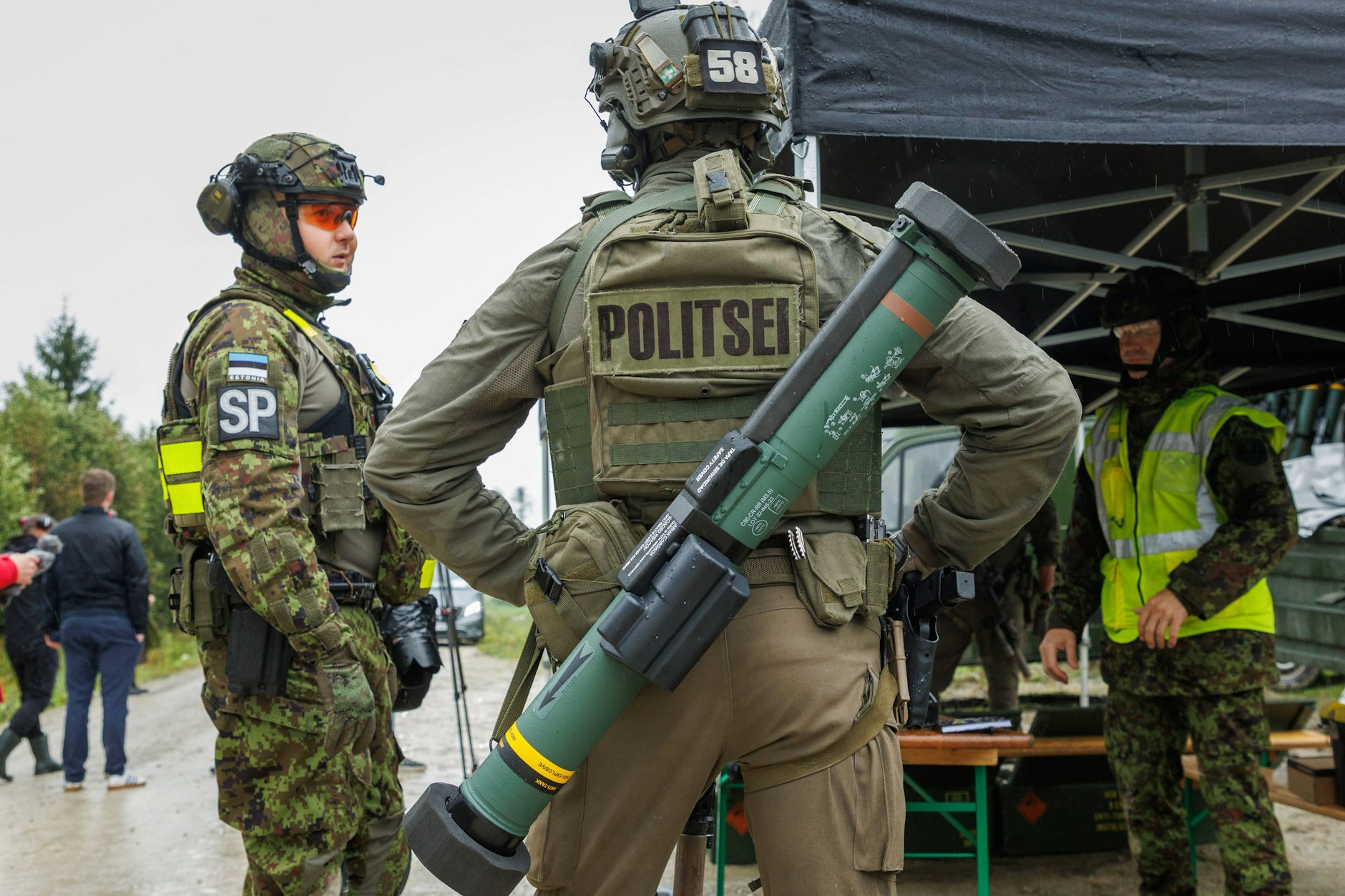 Estnische Sicherheitskräfte sind mit Panzerabwehrwaffen an der Grenze zu Russland stationiert.