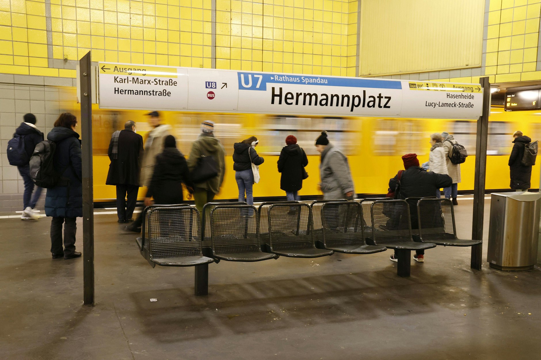 Ein Mann stirbt und wird beklaut – diese Tat ereignete sich am Weihnachtsfeiertag am U-Bahnhof Hermannplatz.