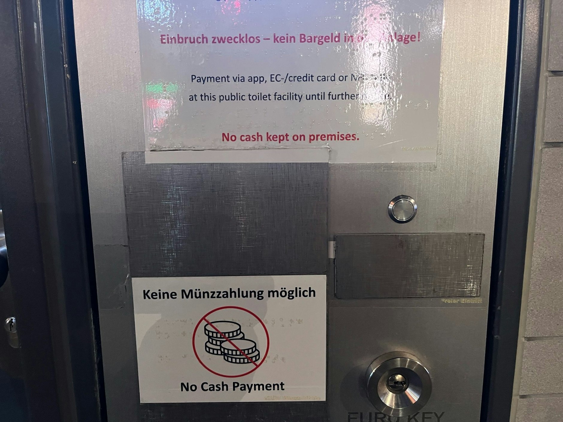 An dieser Toilette muss bargeldlos gezahlt werden, mit Münzen kommt man nicht mehr weit.