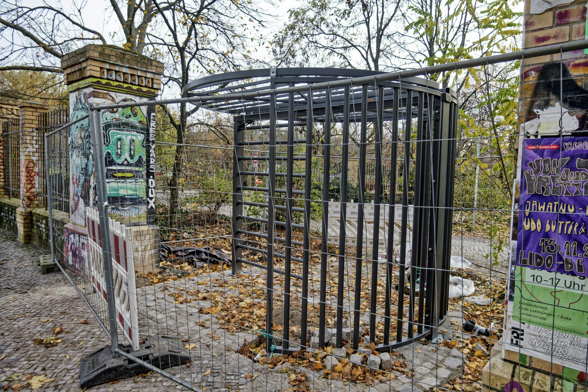 Fast fertig, aber umstritten: Ein neu eingebautes Drehkreuz am Görlitzer Park.