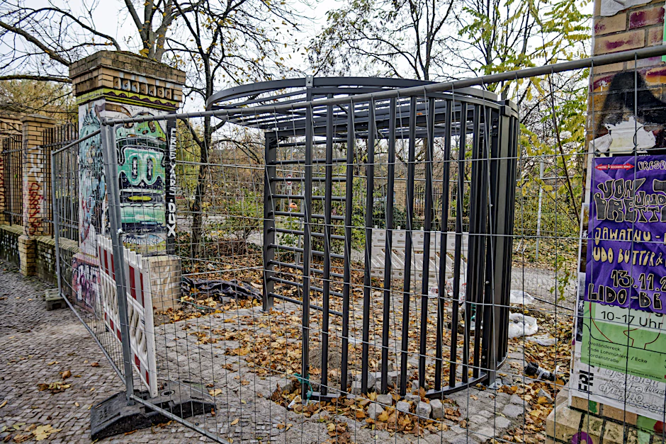 Ein neu eingebautes Drehkreuz am Görlitzer Park