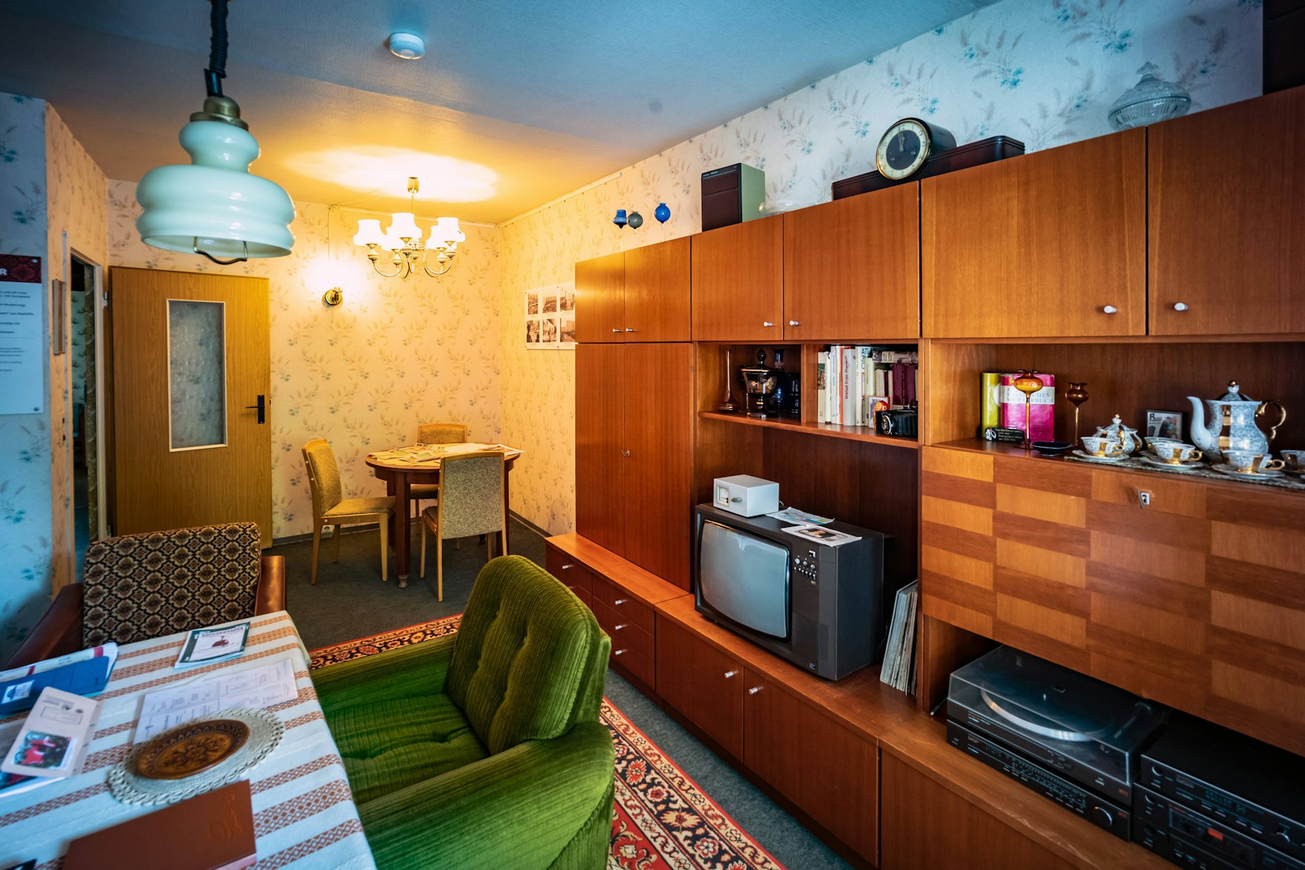 Die Wohnbauten-Gesellschaft „Stadt und Land“ hat für „Ku’damm 77“ eine original erhaltene Museumswohnung (Typ WBS 70) in Hellersdorf als Filmkulisse zur Verfügung gestellt.