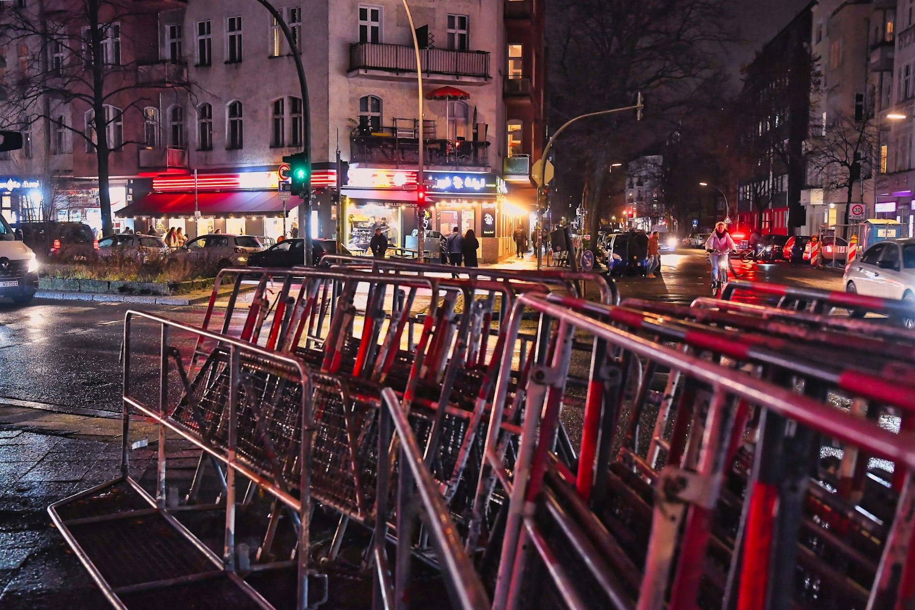 Berlin bereitet sich auf die Silvesternacht vor. An der Sonnenallee in Neukölln stehen bereits die Absperrgitter bereit, um die Böller-Verbotszone einzurichten.