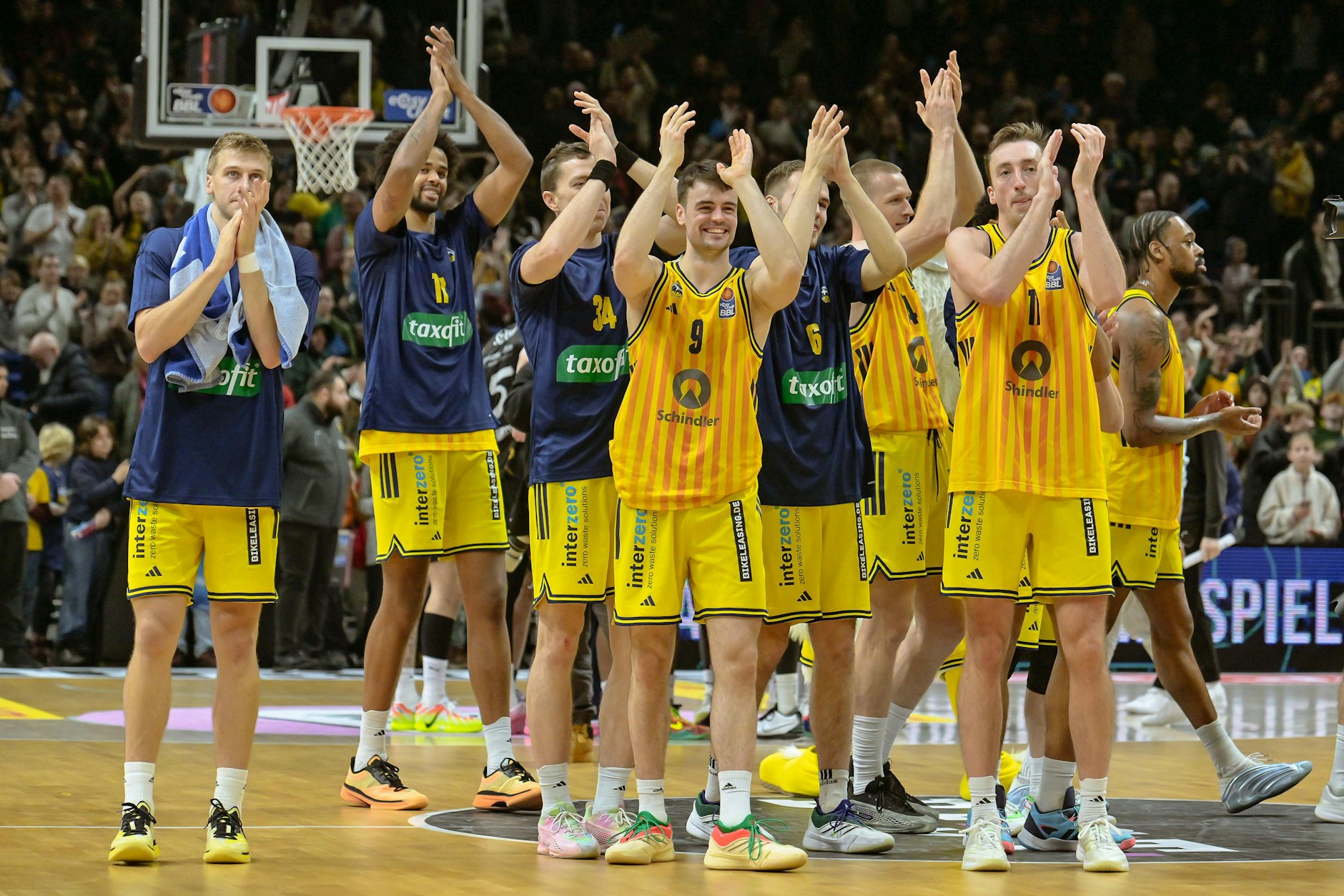 Die Alba-Profis feiern nach dem Spiel mit ihren Fans den nächsten Kantersieg.