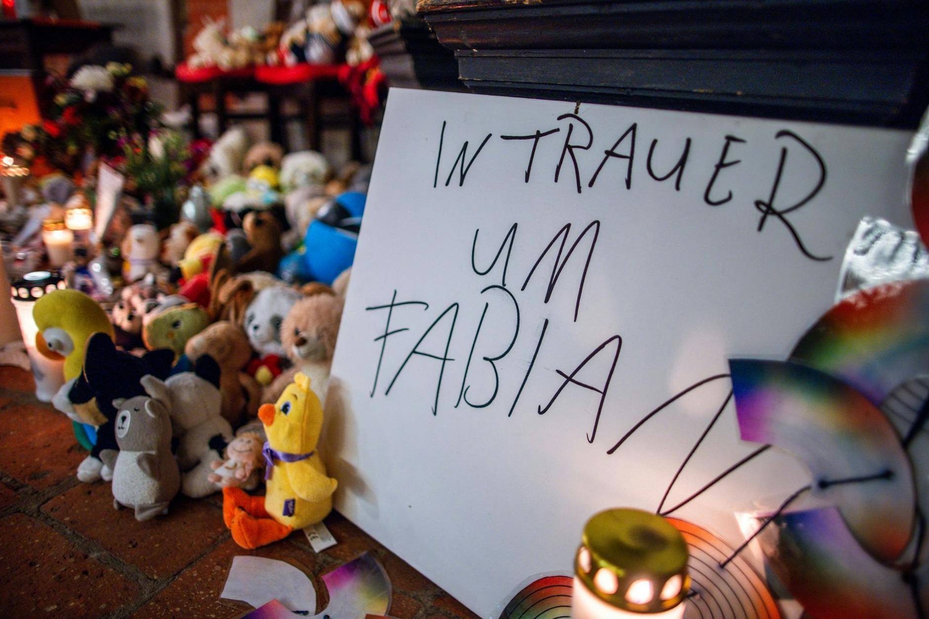 Auch Wochen nach seinem Tod ist die Trauer um den kleinen Fabian in Güstrow und den umliegenden Gemeinden riesig.