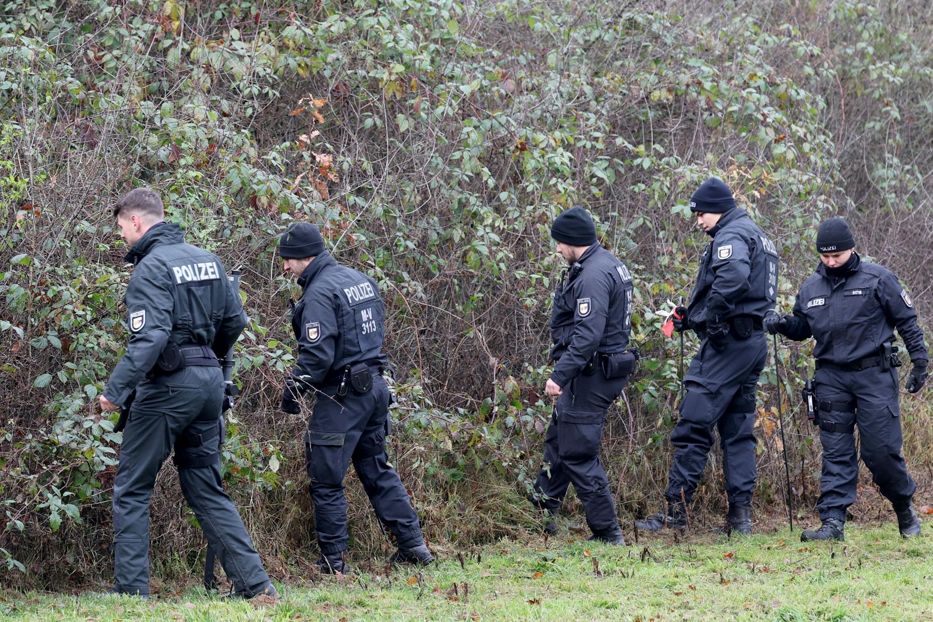 Vor Wochen durchsuchten Polizisten zum letzten Mal das Gebiet rund um den Tümpel, an dem die Leiche des kleinen Fabian gefunden wurde.