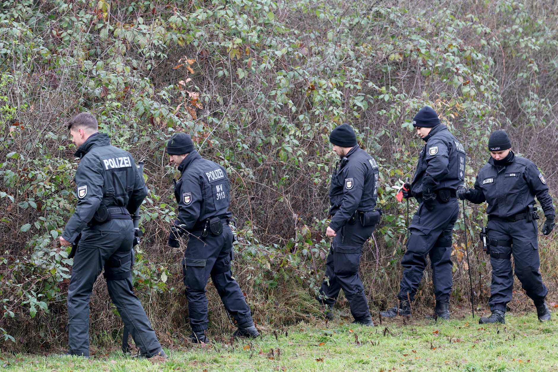 Vor Wochen durchsuchten Polizisten zum letzten Mal das Gebiet rund um den Tümpel, an dem die Leiche des kleinen Fabian gefunden wurde.