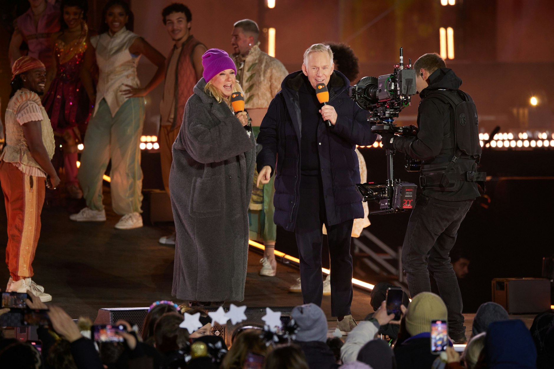 Andrea Kiewel und Johannes B. Kerner stehen bei der ZDF-Show „Celebrate at the Gate“ vor dem Brandenburger Tor auf der Bühne. In diesem Jahr kommt die ZDF-Show erstmals aus Hamburg und nicht aus Berlin.